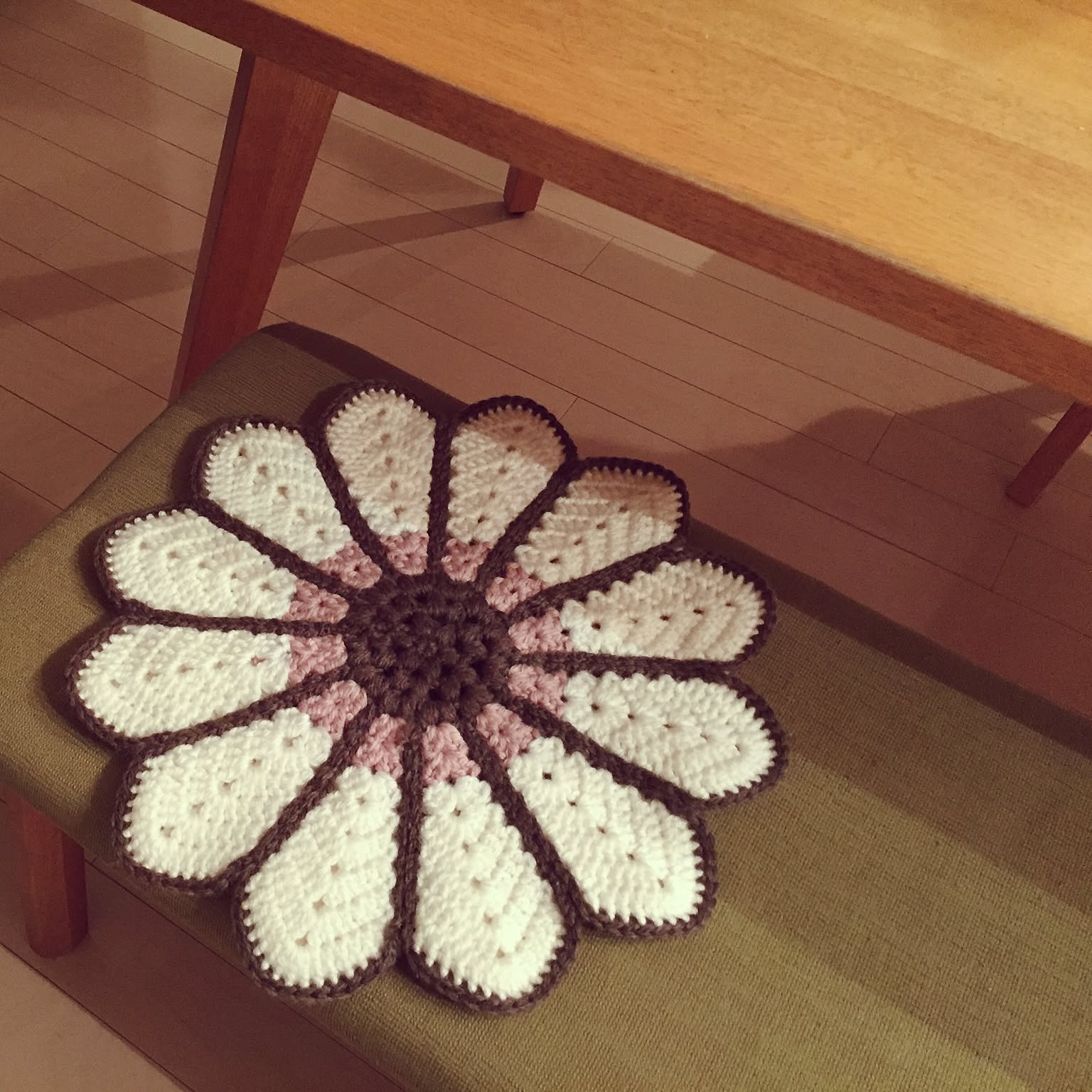 taka様　手編み　モチーフ編み　丸クッション座布団カバー taka様 手編み モチーフ編み 丸クッション座布団カバー taka様