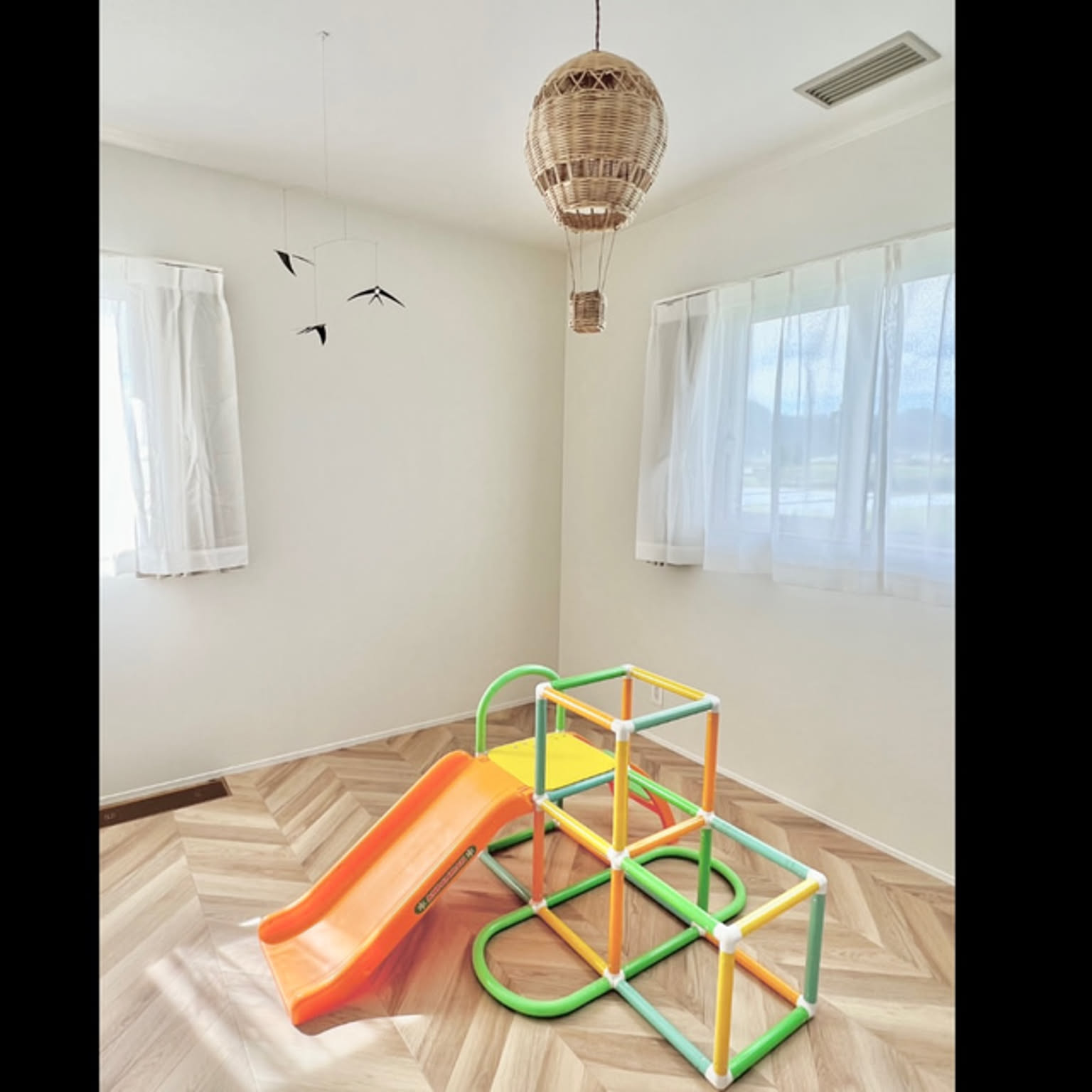 ZARAホームキッズ　北欧　木製家具　ウサギ耳付き壁掛けシェルフ　子供部屋 ZARAホームキッズ 北欧 木製家具 ウサギ耳付き壁掛けシェルフ
