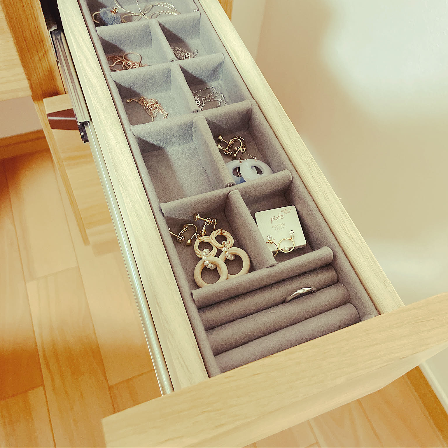 ソファを止めてたiPhoneの箱 ソファを止めてたiPhoneの箱 ソファを止めてたiPhoneの箱