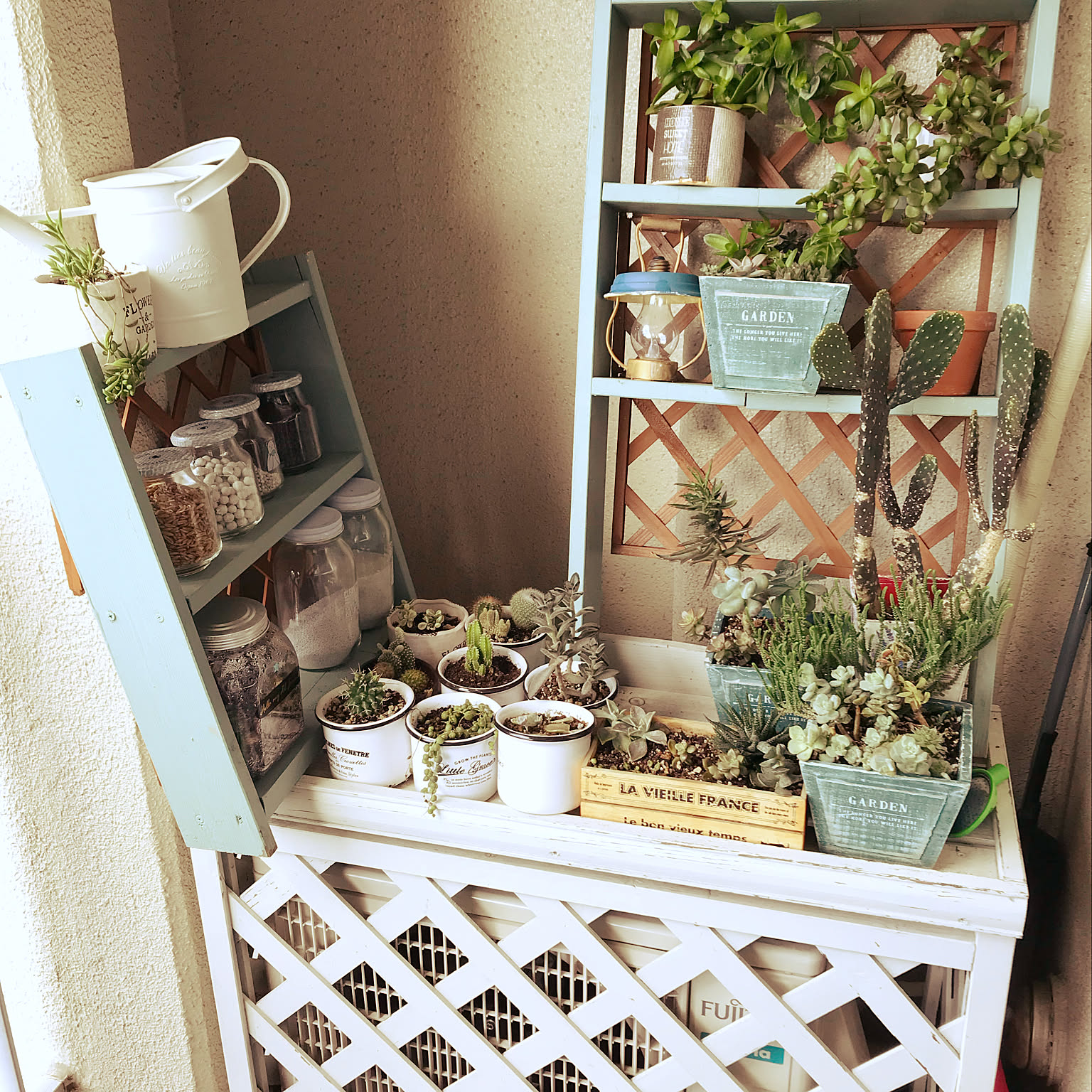 多肉棚DIY/多肉寄せ植え/多肉植物/室外機カバーの上/ベランダ