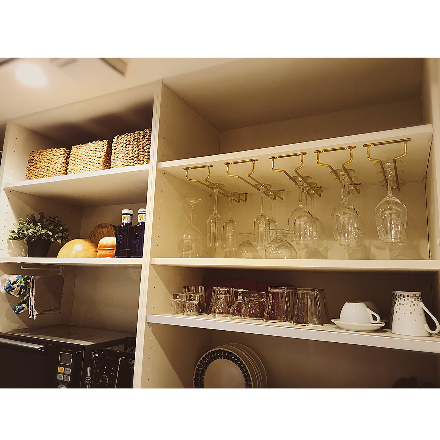 お酒 ワイングラス 収納   カウンター Amazon｜酒ボトル陳列棚、ガラスホルダー付き壁ワインラック、棚