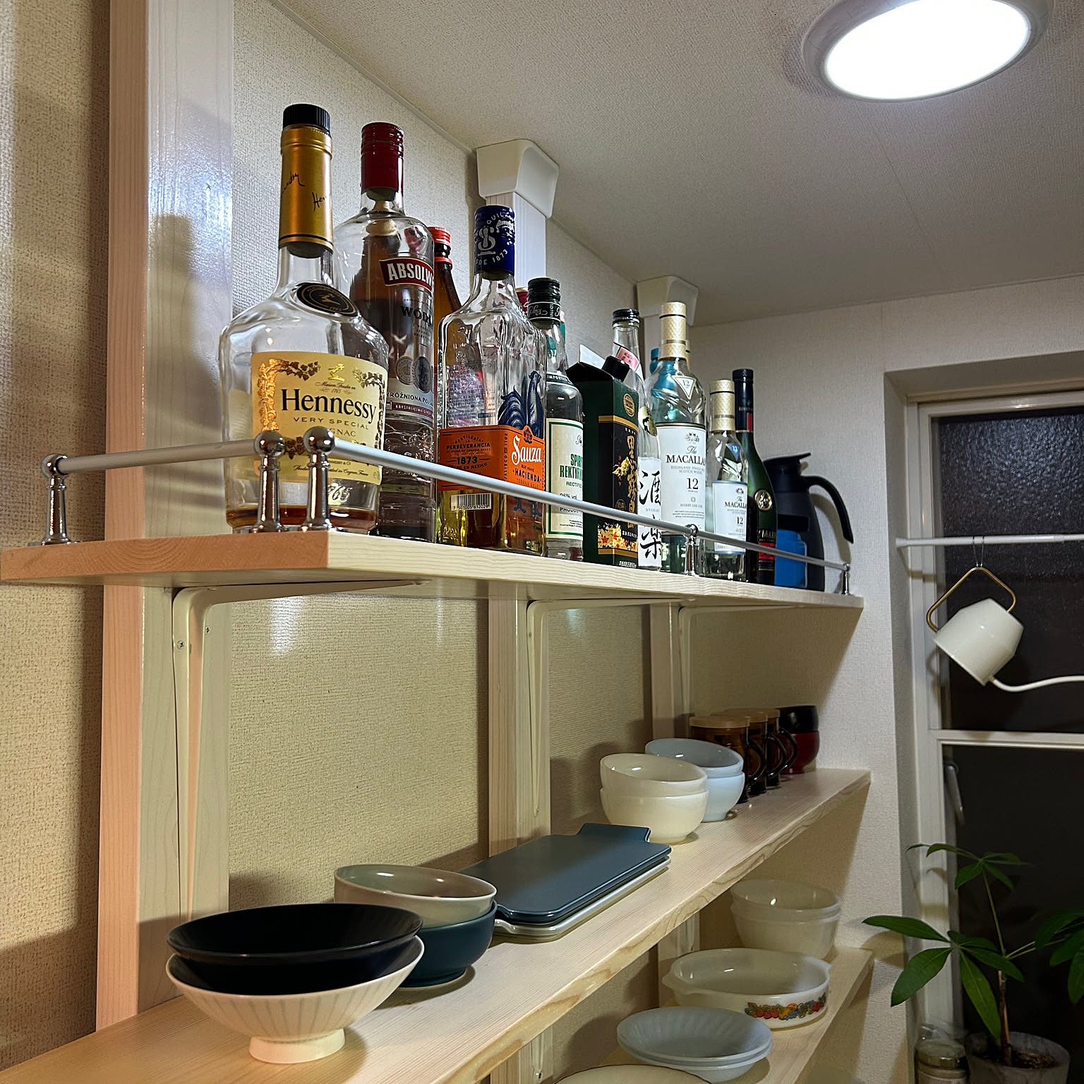 棚、お酒の空きビン、空箱 棚 酒瓶のおしゃれなアレンジ・飾り方のインテリア実例 ｜ RoomClip