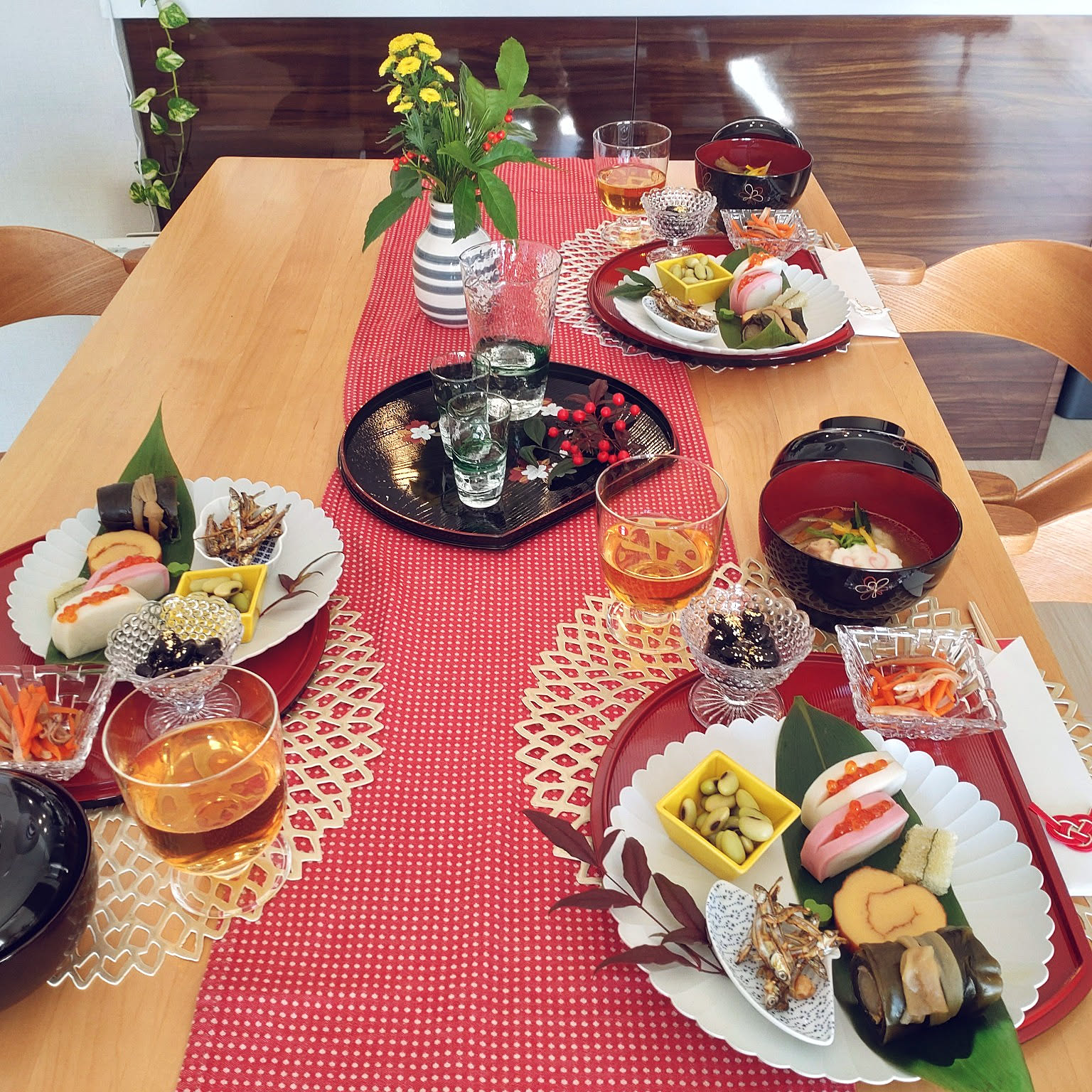 (お正月迎春食器）松葉型前菜皿　緑2枚＋赤1枚の3枚1セット お正月迎春食器）松葉型前菜皿 緑2枚＋赤1枚の3枚1セット