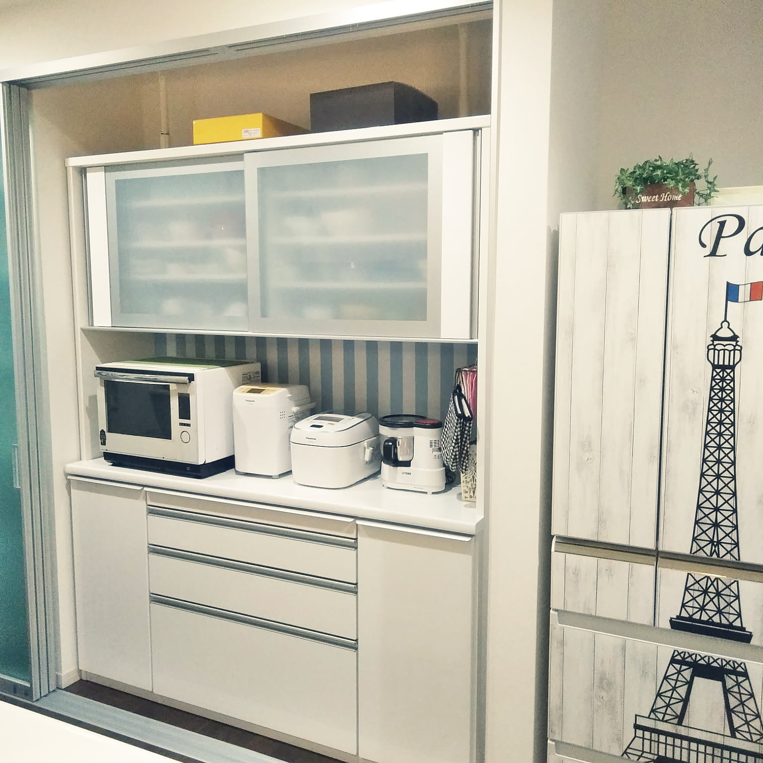 シャビーシック 食器棚リメイクのおすすめ商品とおしゃれな実例