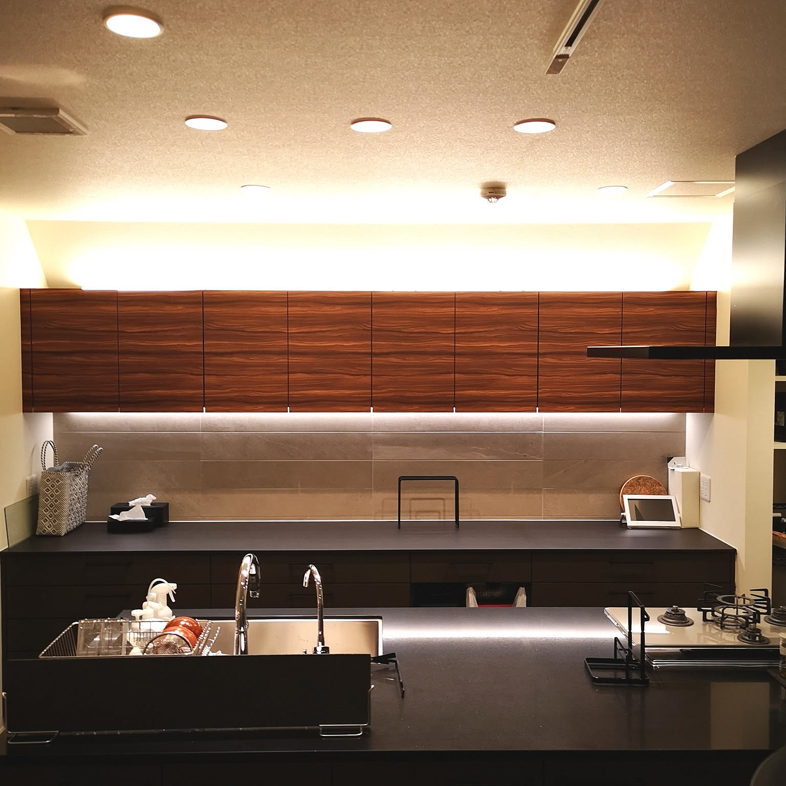 吊り戸棚 ライン照明のおすすめ商品とおしゃれな実例 ｜ RoomClip