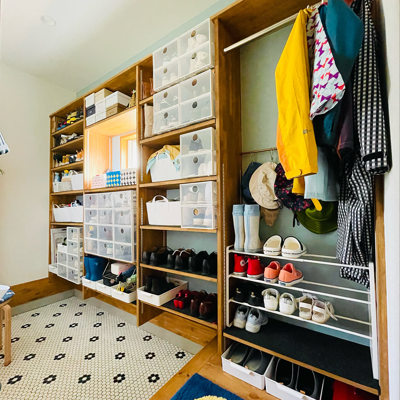 A stretch shoe rack used inside a Japanese entry shoe closet to keep the floor clear.
