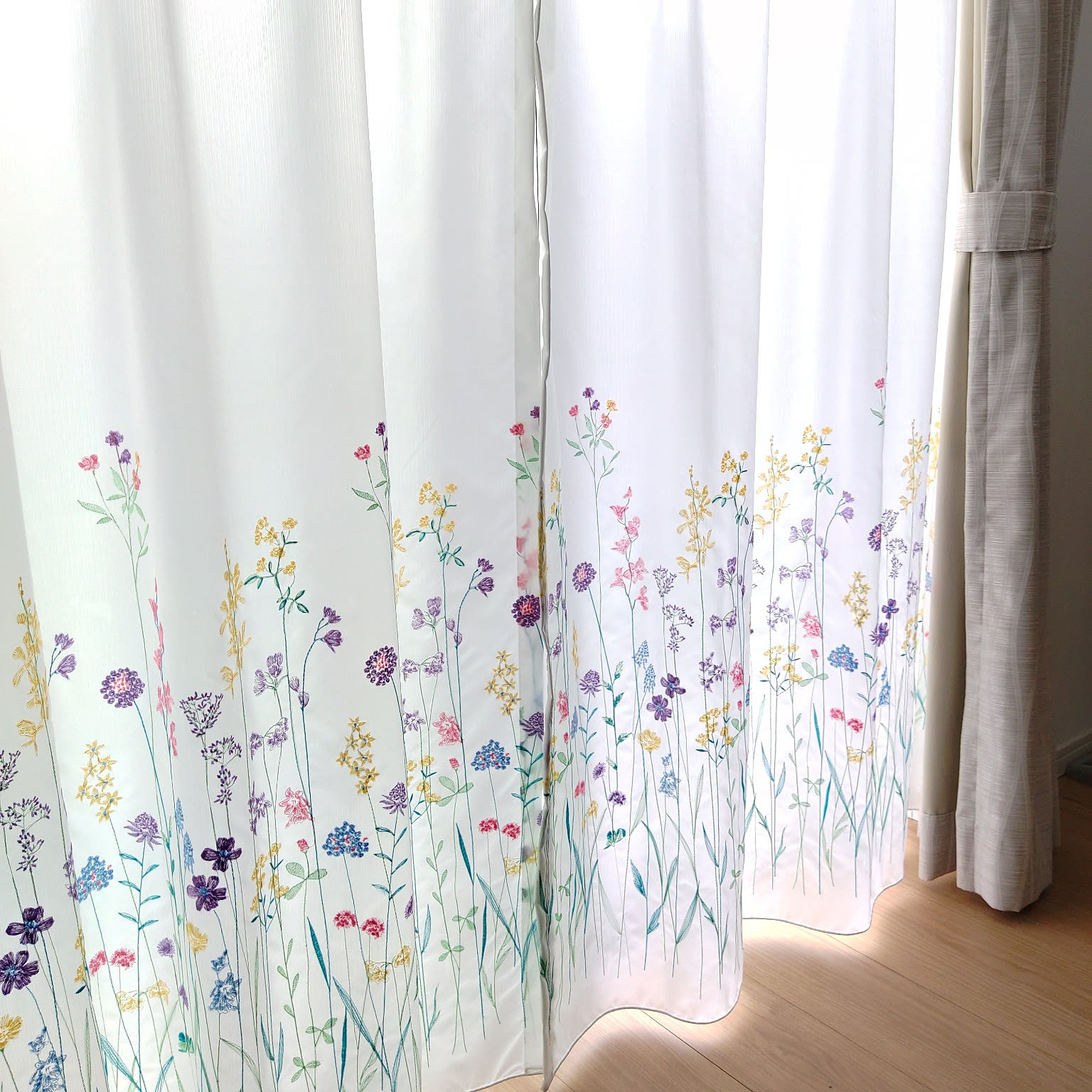 リビング 花柄レースカーテンのおすすめ商品とおしゃれな実例