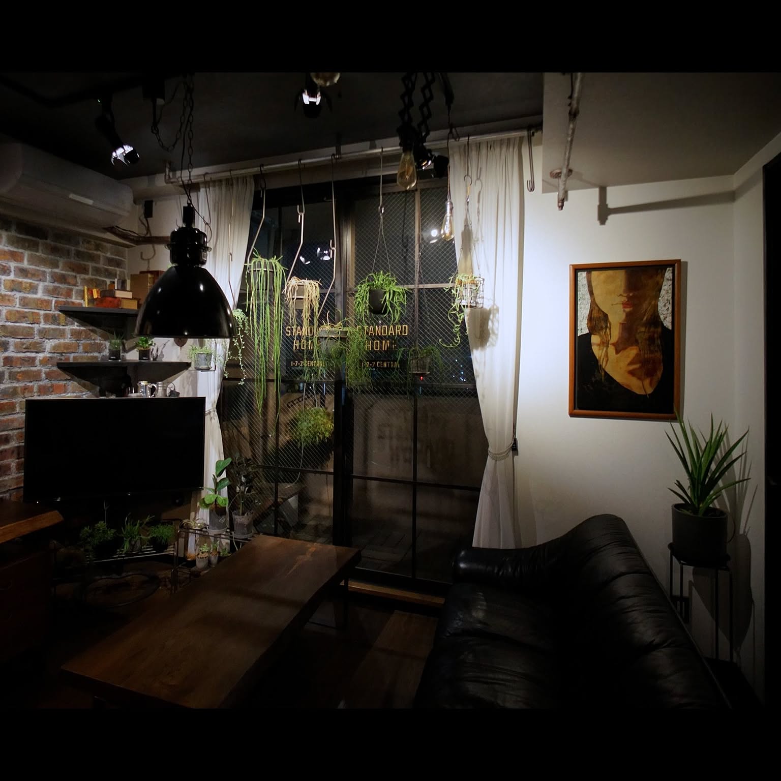 ブルックリンスタイル 黒い天井のおすすめ商品とおしゃれな実例