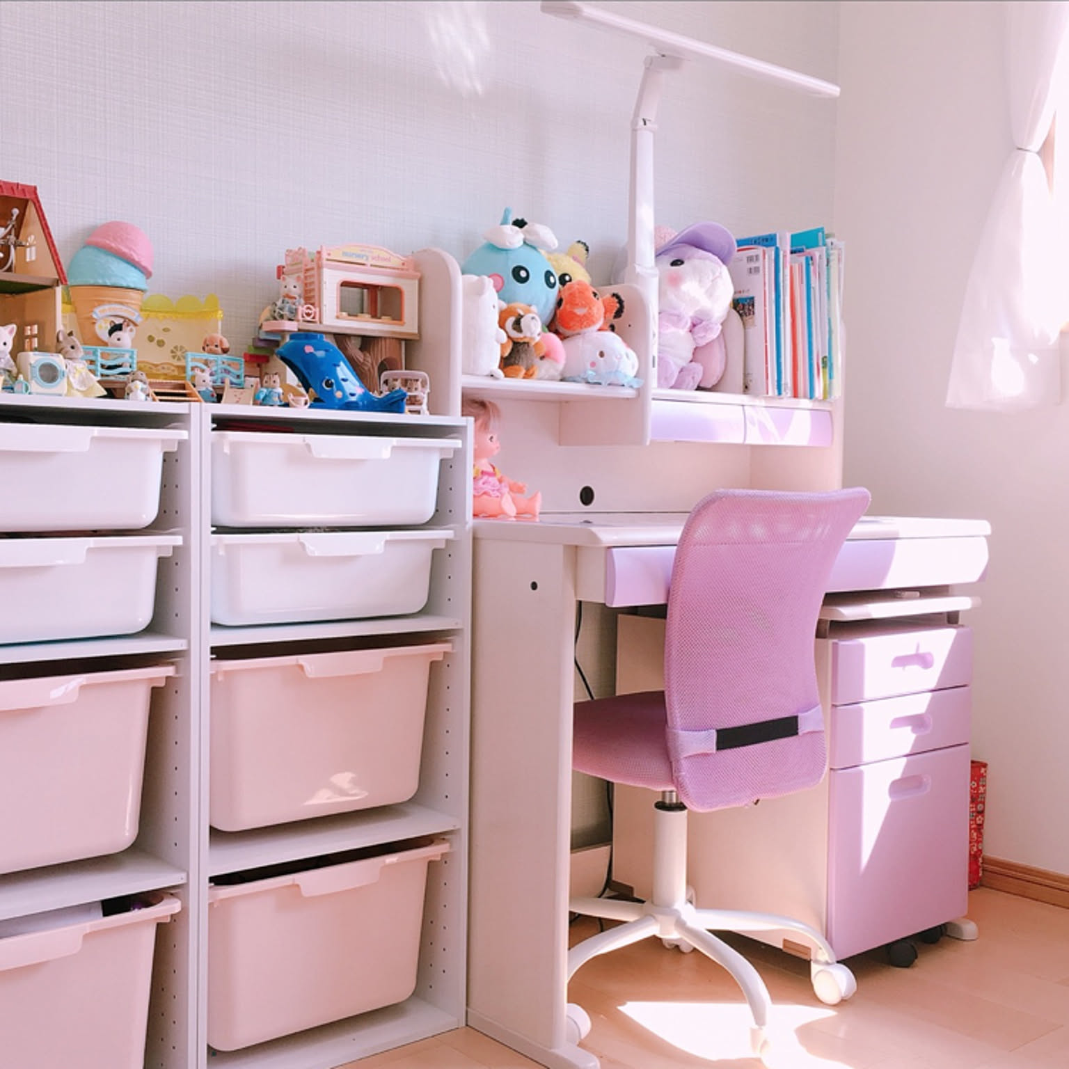 机/長女の部屋/カラボ収納/ニトリ/ピンク×ホワイトなどのインテリア