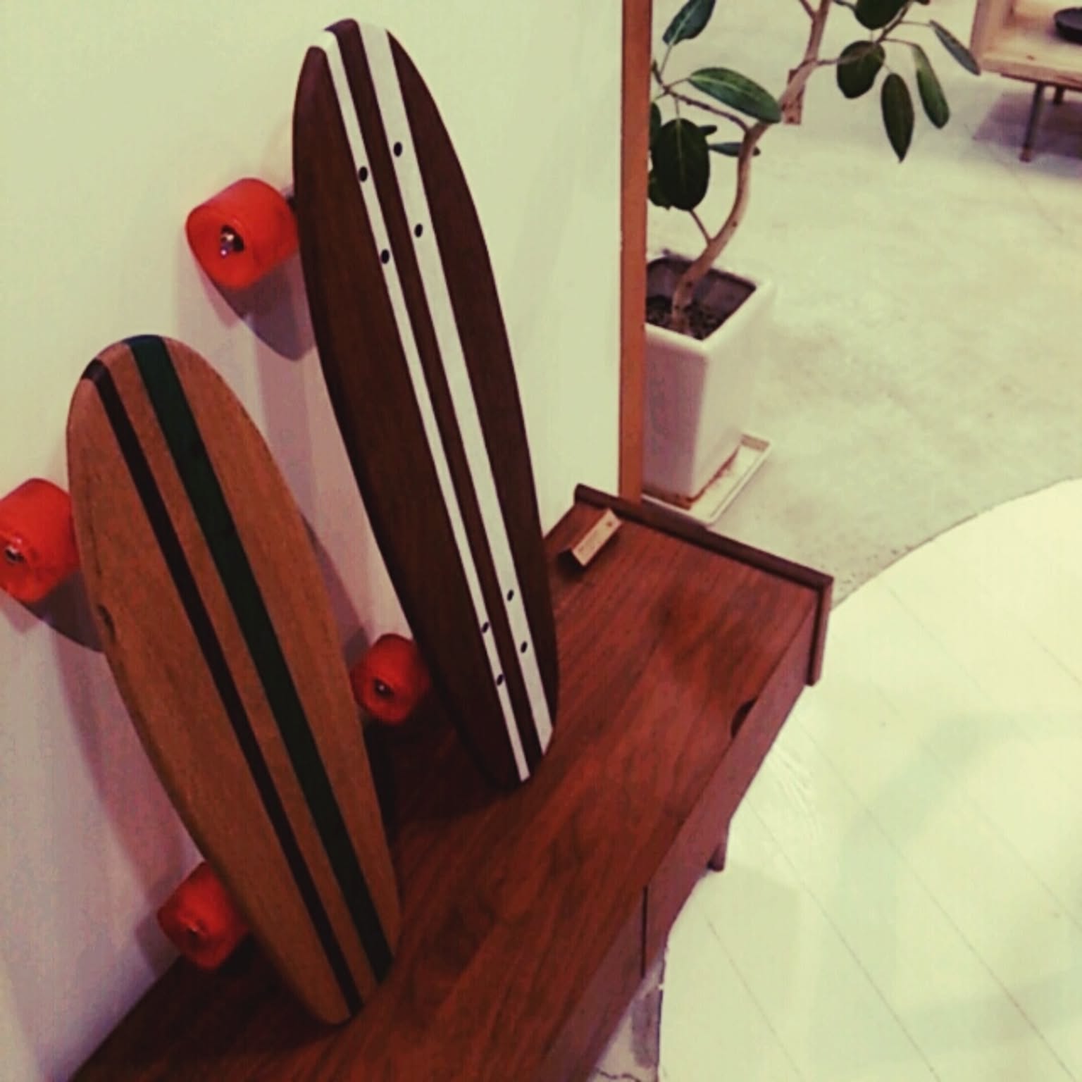 机 スケボーのおしゃれなアレンジ・飾り方のインテリア実例