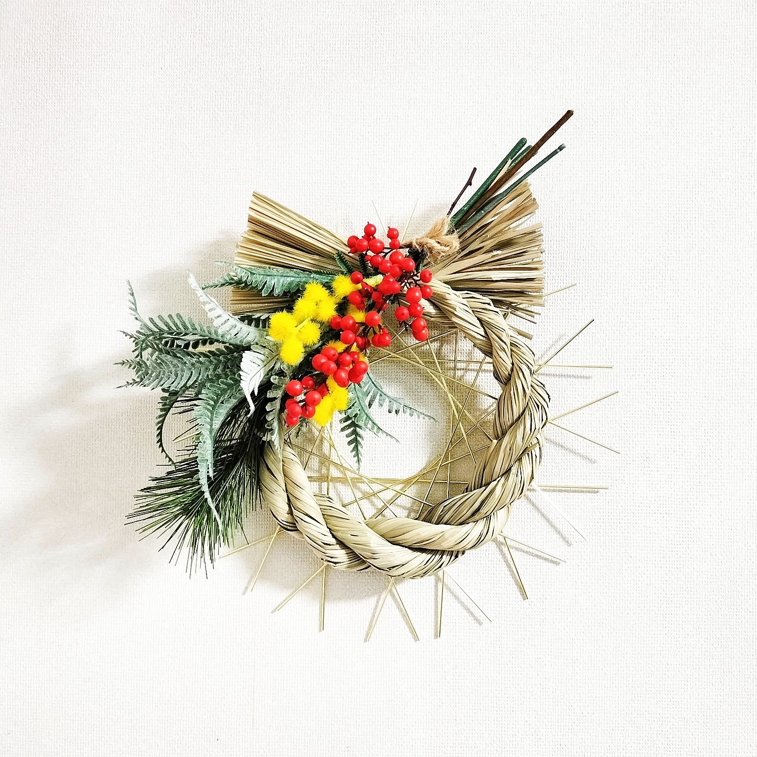 ヒカゲノカズラと木の実のほっこりリース