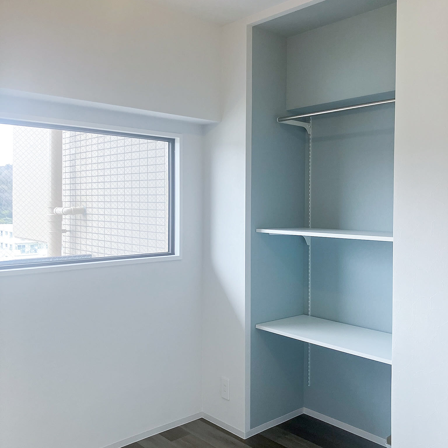 ブルーグレーの壁 サンゲツクロスのインテリア実例 ｜ RoomClip