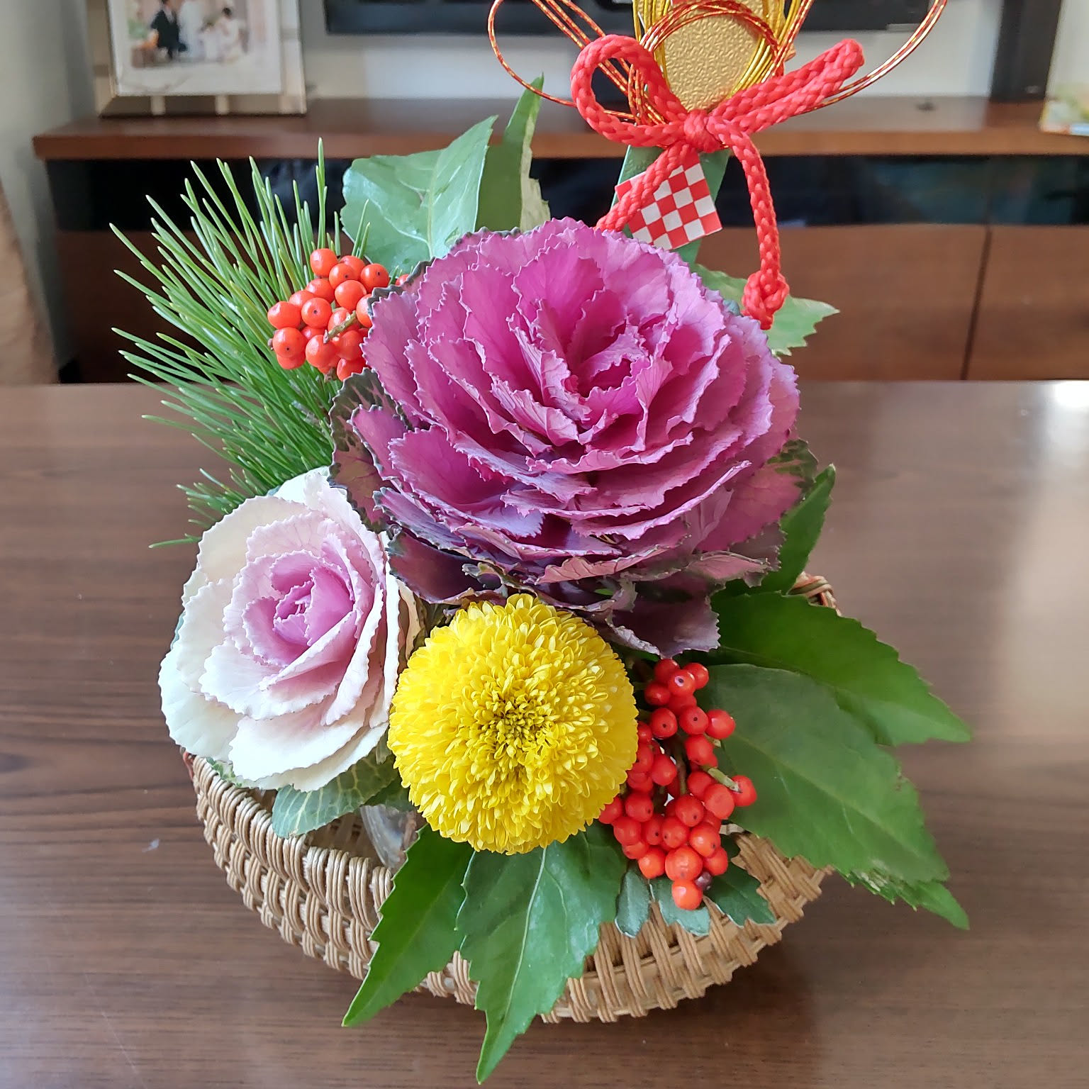 お正月飾り　赤い椿　葉牡丹　アレンジメント Amazon｜2025 迎春 正月飾り 光触媒 春茜の椿 花 造花 フラワー