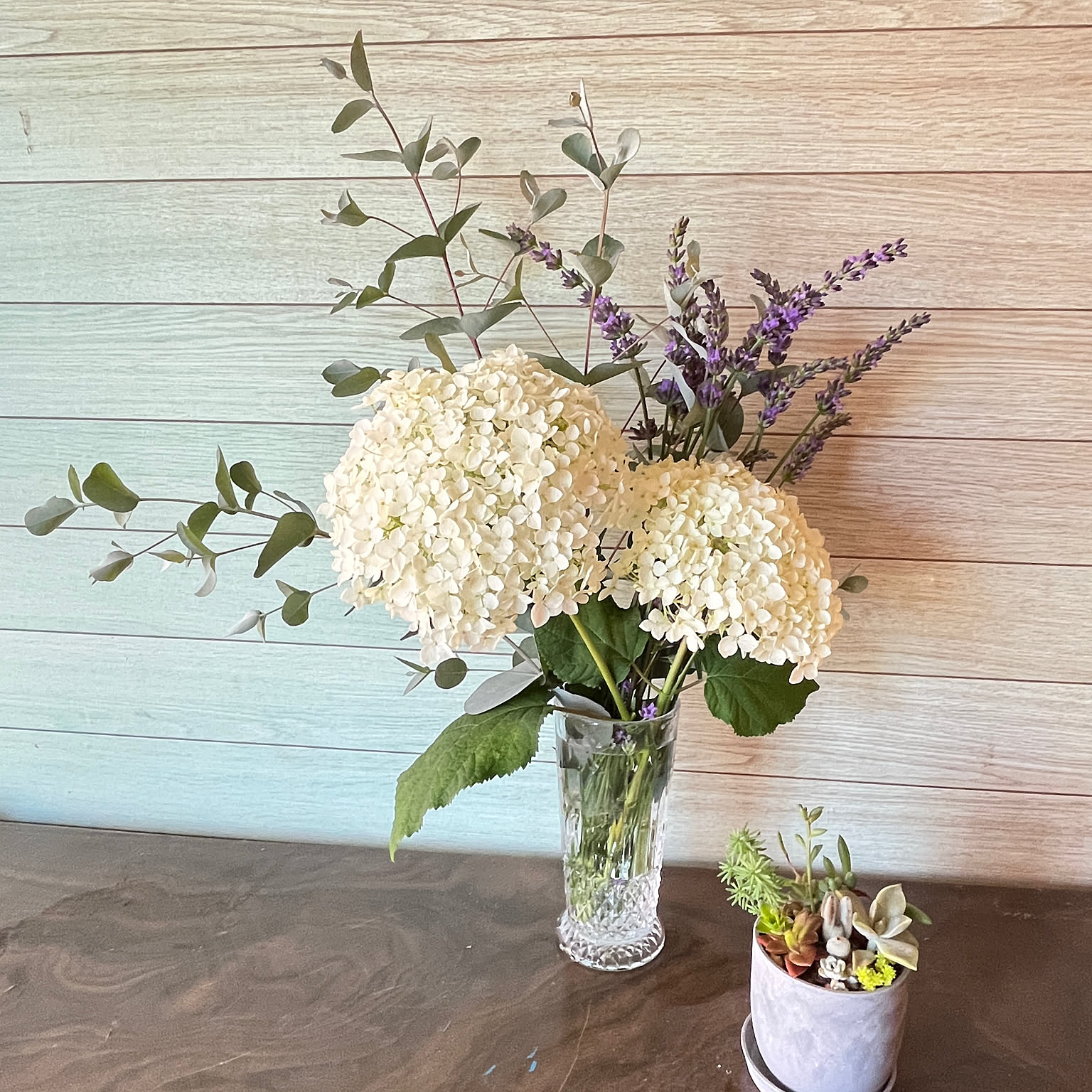 紫陽花 ユーカリグニーのおしゃれなアレンジ・飾り方のインテリア実例