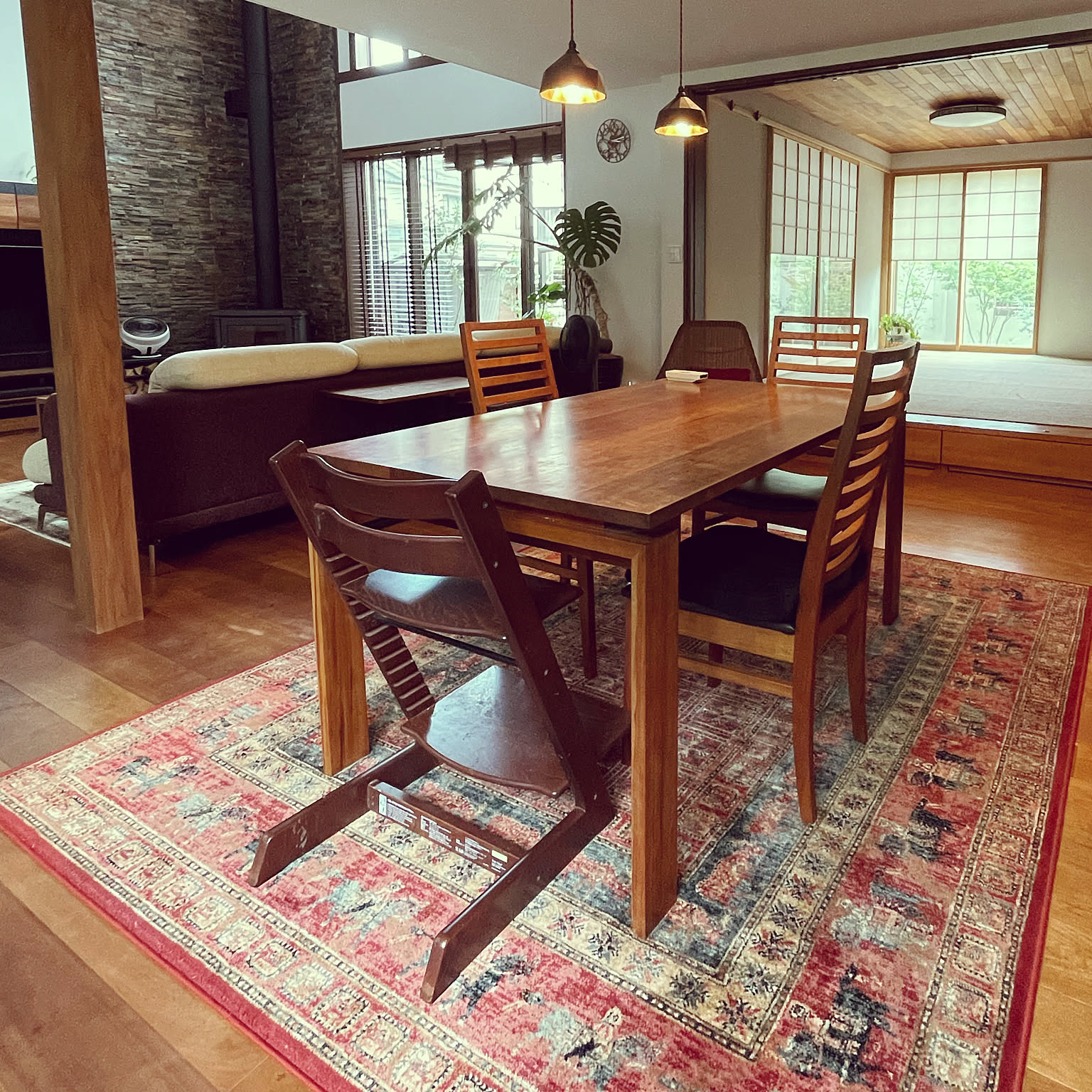 吹き抜けリビング ブラックチェリーのテーブルのおすすめ商品と