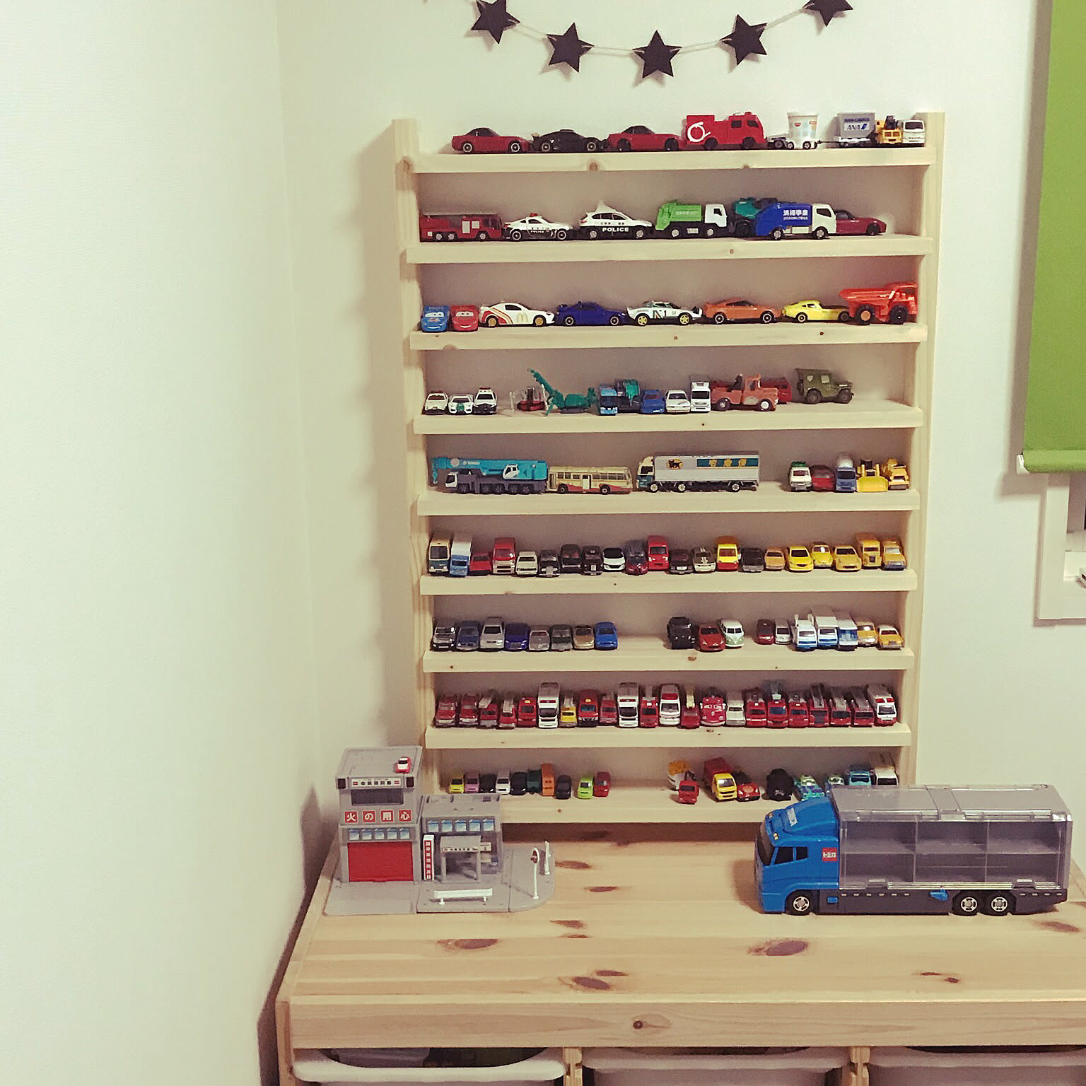 トミカ IKEAの棚のおしゃれなアレンジ・飾り方のインテリア実例