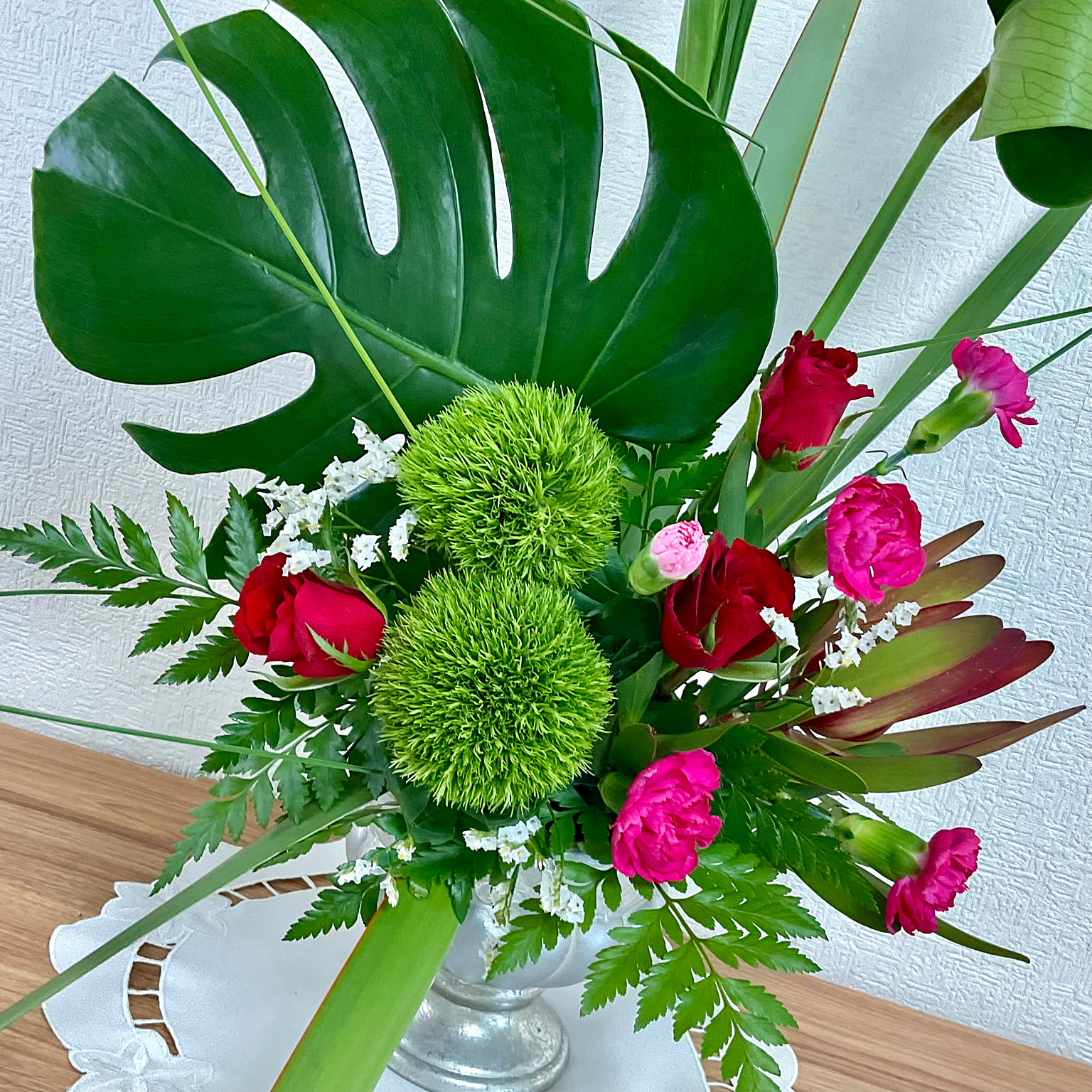 フラワーアレンジメント 夏 モンステラ フラワーベース付き 高級フェイク 造花 モンステラ フラワーアレンジメントのおすすめ商品とおしゃれな実例