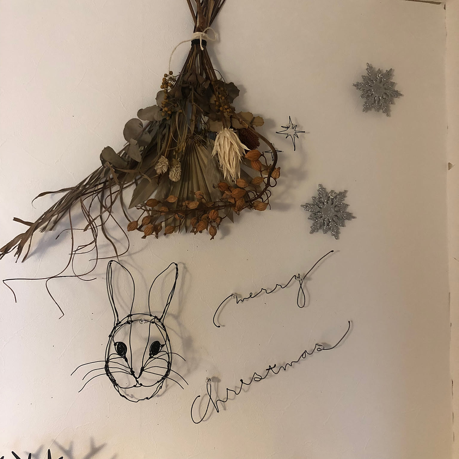 うさぎのワイヤーアート♪癒しのインテリア空間に うさぎ🐰 白壁に映える ワイヤークラフト。 久々のうさぎも 7月