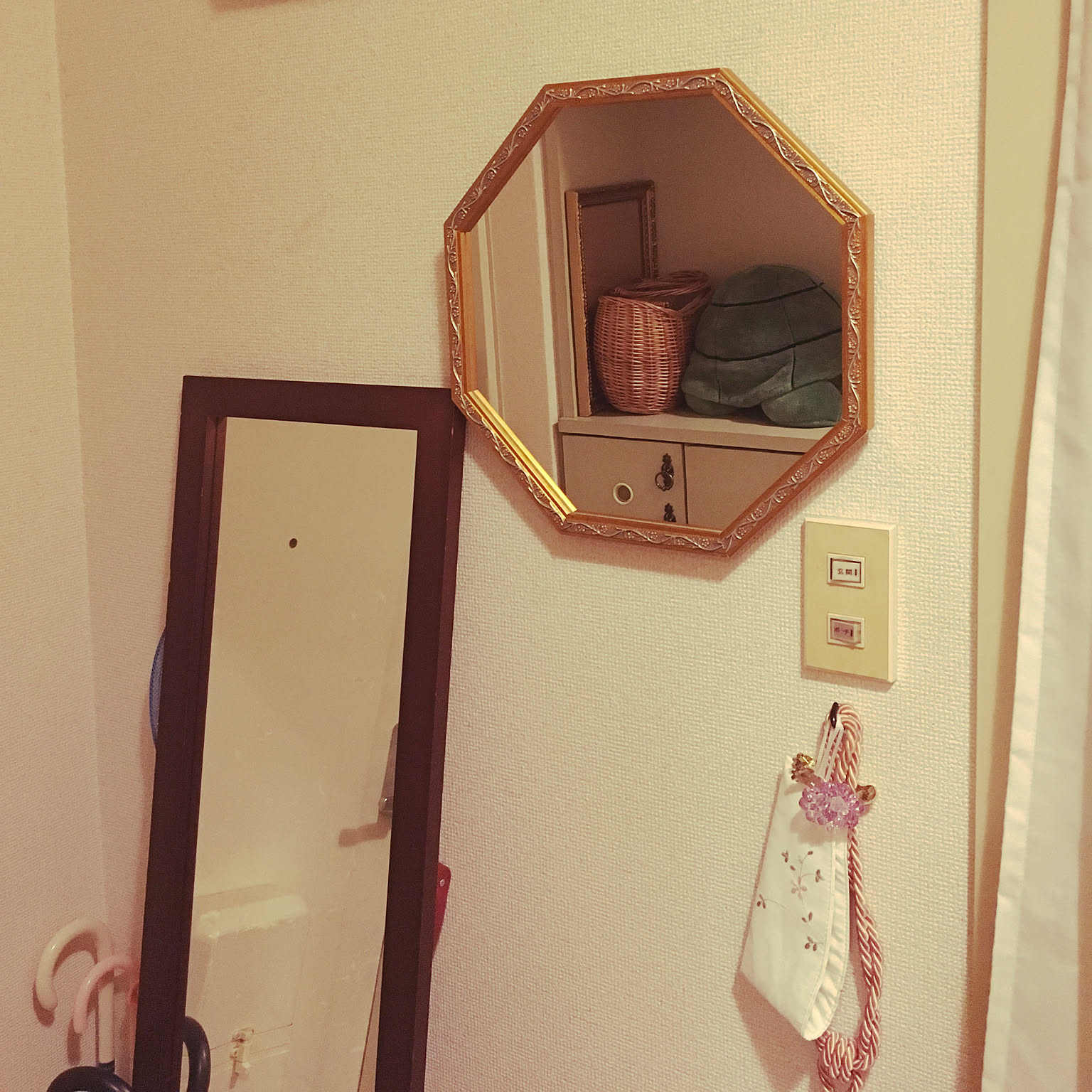 reimi オクタゴン　壁掛け鏡　白毛　タッセル付 reimi オクタゴン 壁掛け鏡 白毛 タッセル付 reimi ミラー