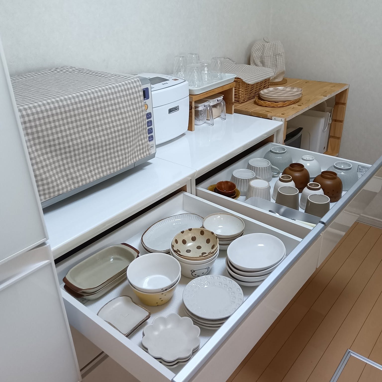 【みみ】引っ越しの為4/20消去　ニトリ　食器棚 ニトリ 食器棚 ハイタイプ スリム 引き出し おしゃれ 一人暮らし