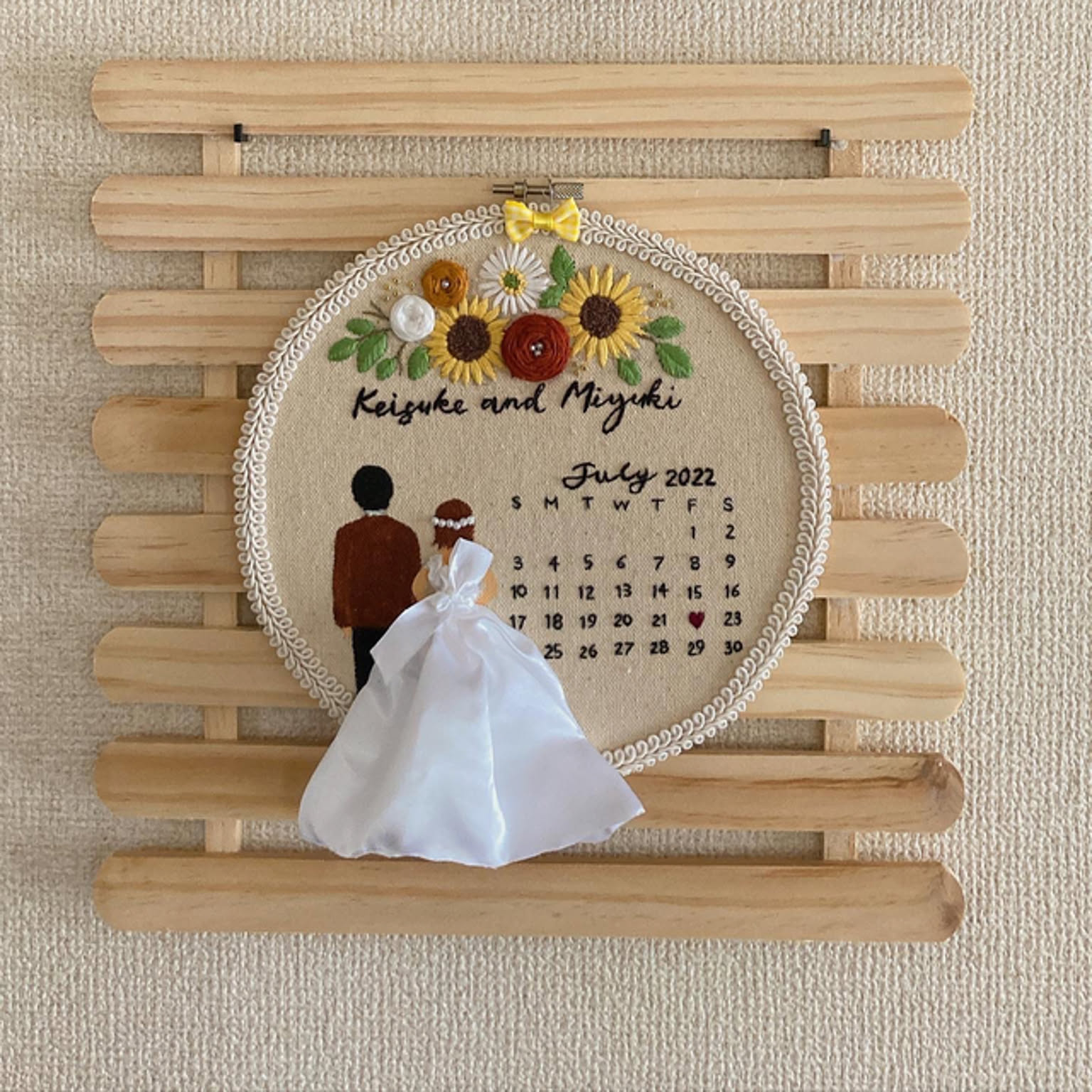 ウェルカムボード　リスとりんご刺繍　アイボリー　ウェディング　結婚式　名入れ coco 家具・インテリア ウェルカムボード リスとりんご刺繍