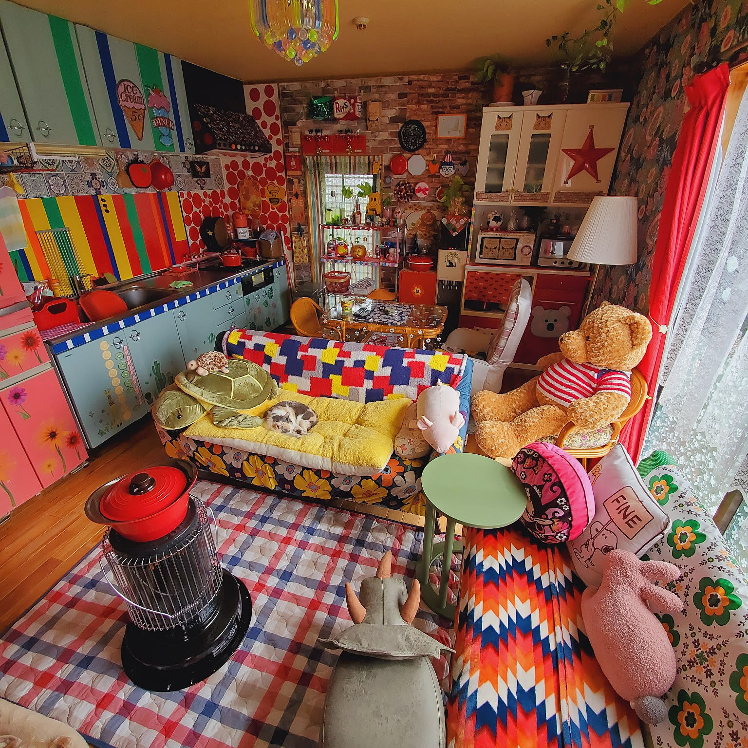 映えるカラフルインテリア 部屋全体/カラフル/日常。/犬と猫と暮らす/毎日の風景。などの