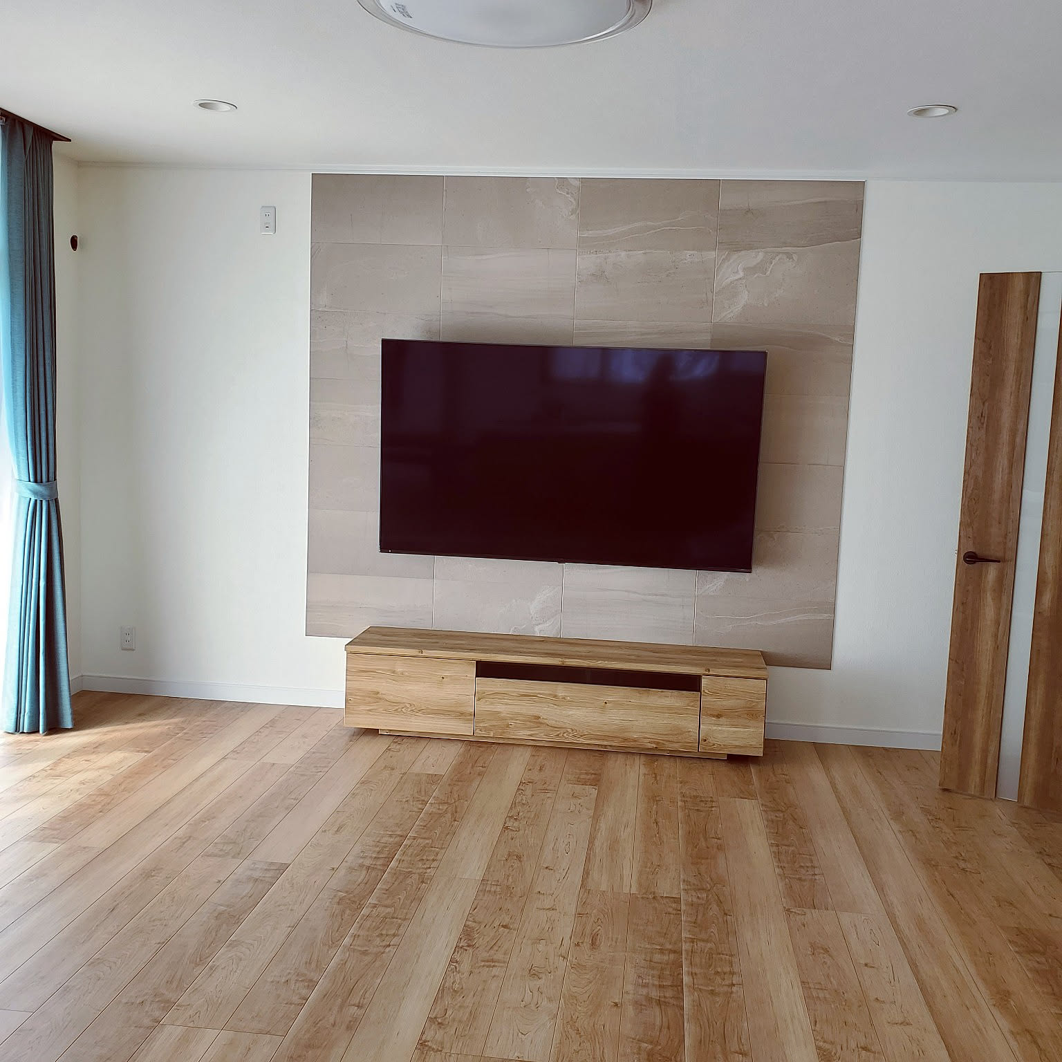 Amazon｜LOWYA ロウヤ テレビ台 テレビボード ローボード テレビラック 扉付き リビング 収納付き 大容量 ロータイプ ラタン調  ナチュラル/ブラック 幅140cm 奥行40cm｜ローボード・テレビ台 オンライン通販
