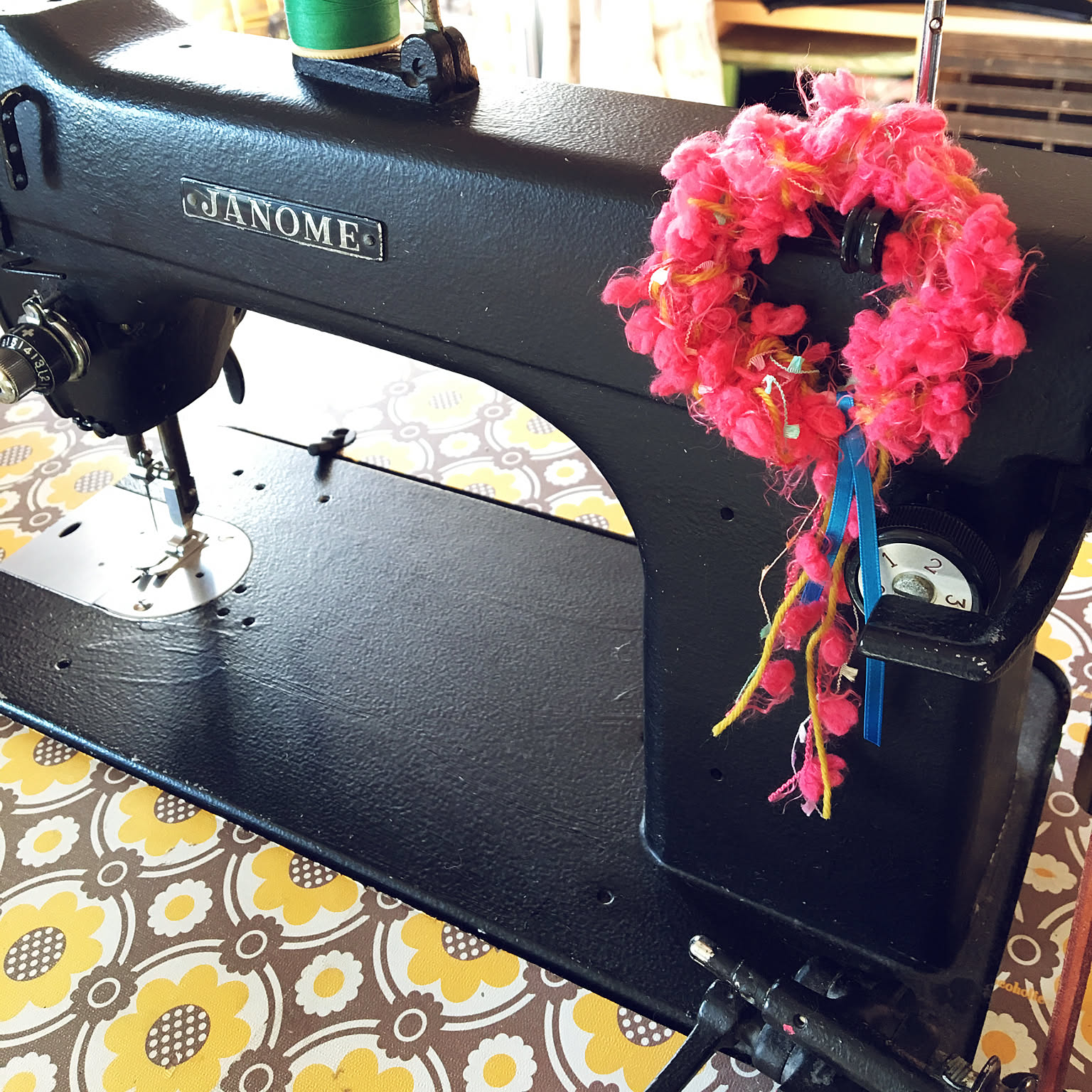 アンティークミシン 足踏みミシンリメイクのインテリア実例