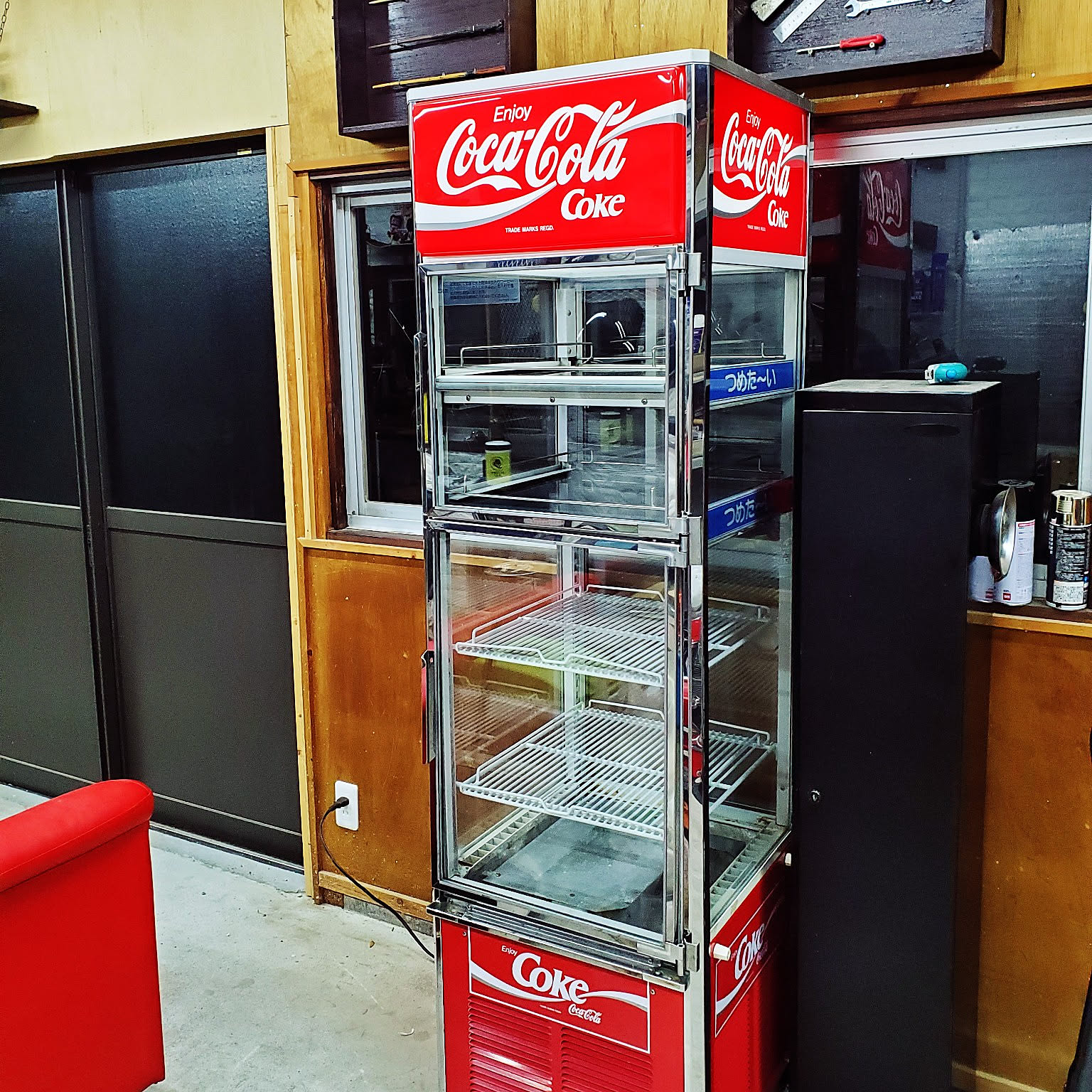 レトロな喫茶店にあるコーラ冷蔵庫 f070724223424d4e72517cf0eb3dea