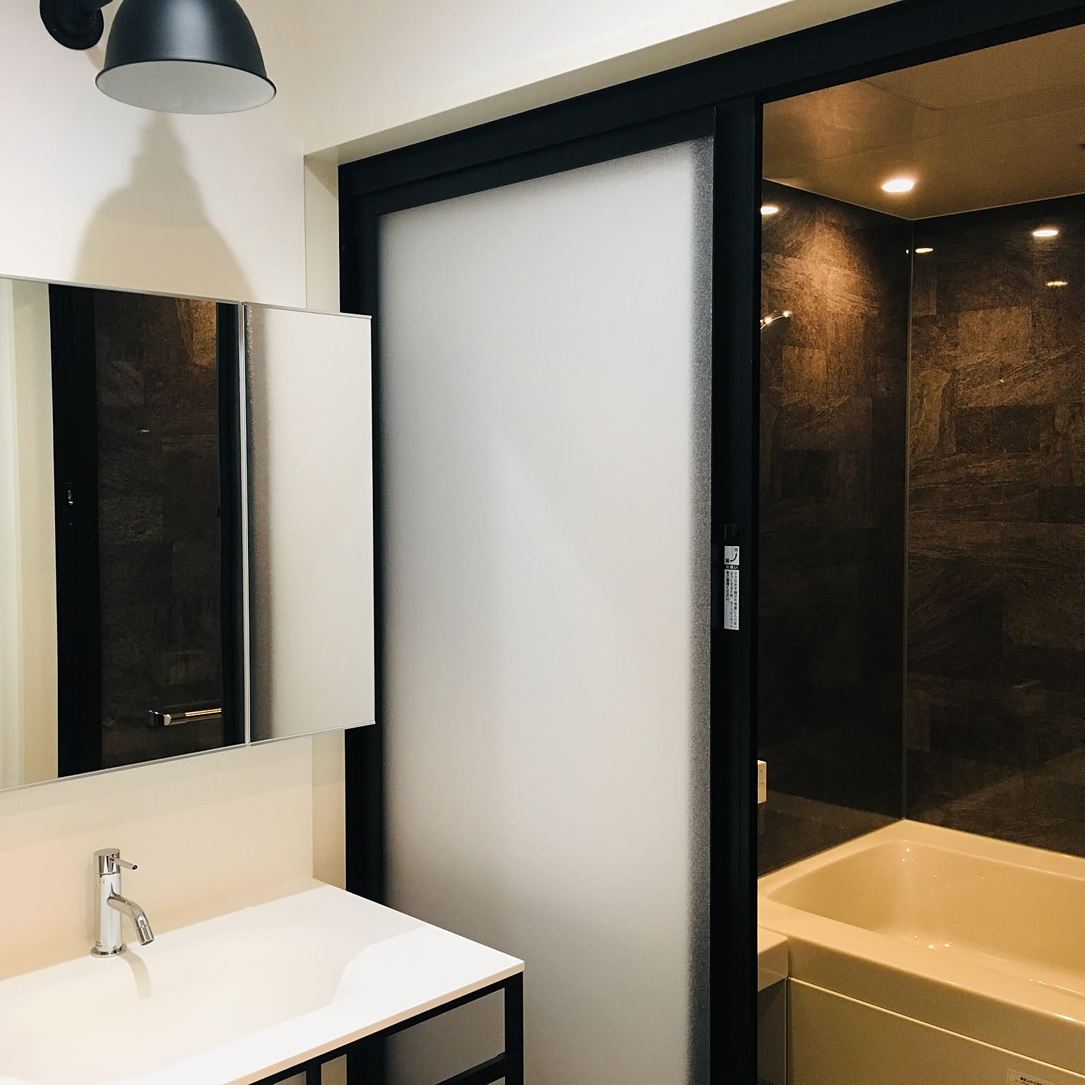 ミラタップ プレーンVミラーボックス ブラック W 600(一面鏡