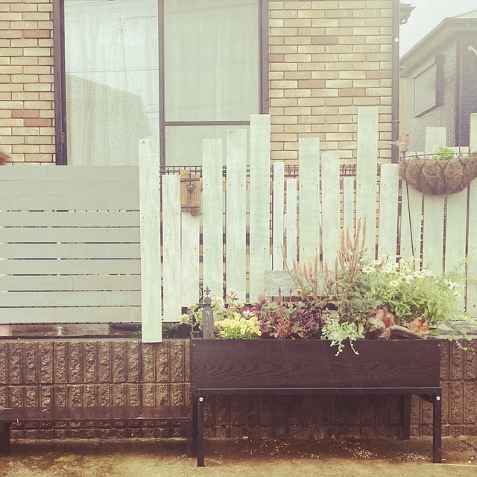 ★週末はお子様と一緒にかわいいワイドベンチプランターで寄植えしませんか？ホワイト mqdefault.jpg