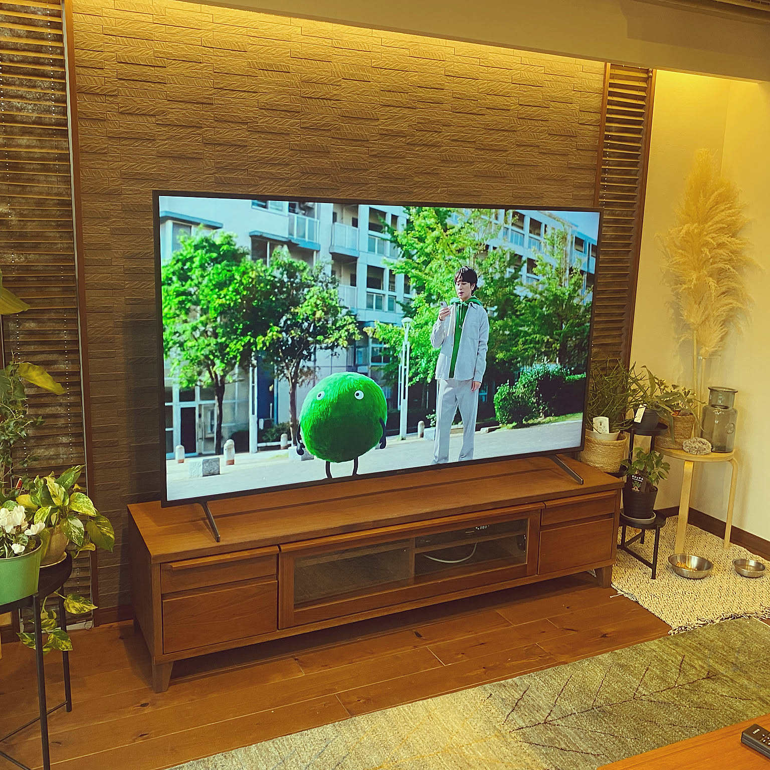リビング 75インチのTVのおすすめ商品とおしゃれな実例