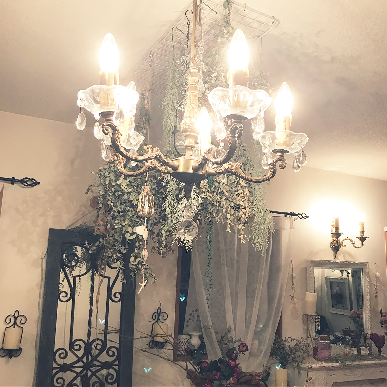 フランス　アンティーク風のシャンデリア フランス風のアンティーク調シャンデリア(8灯)（E17シャンデリア球付