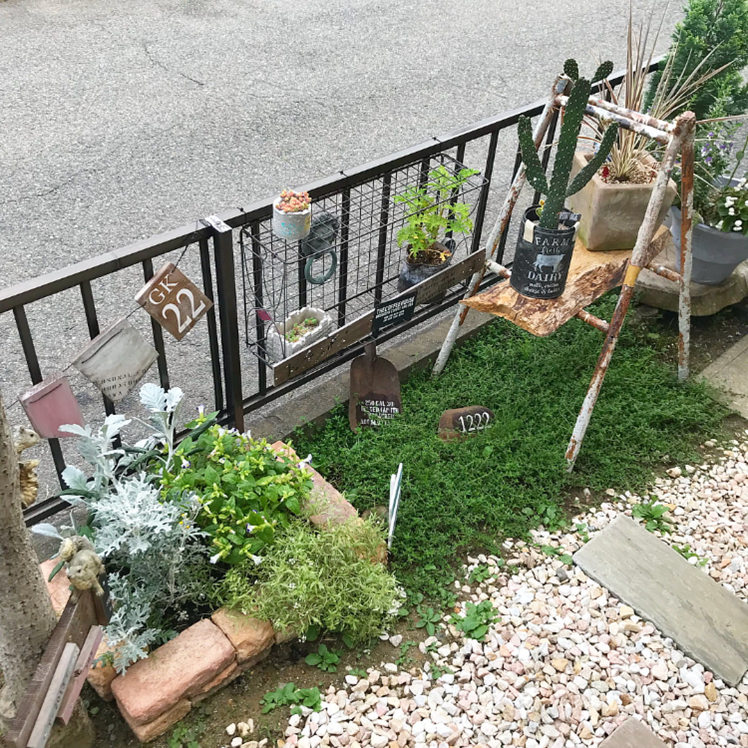 持っている人は稀です❗』サビサビの脚立 ジャンクガーデン