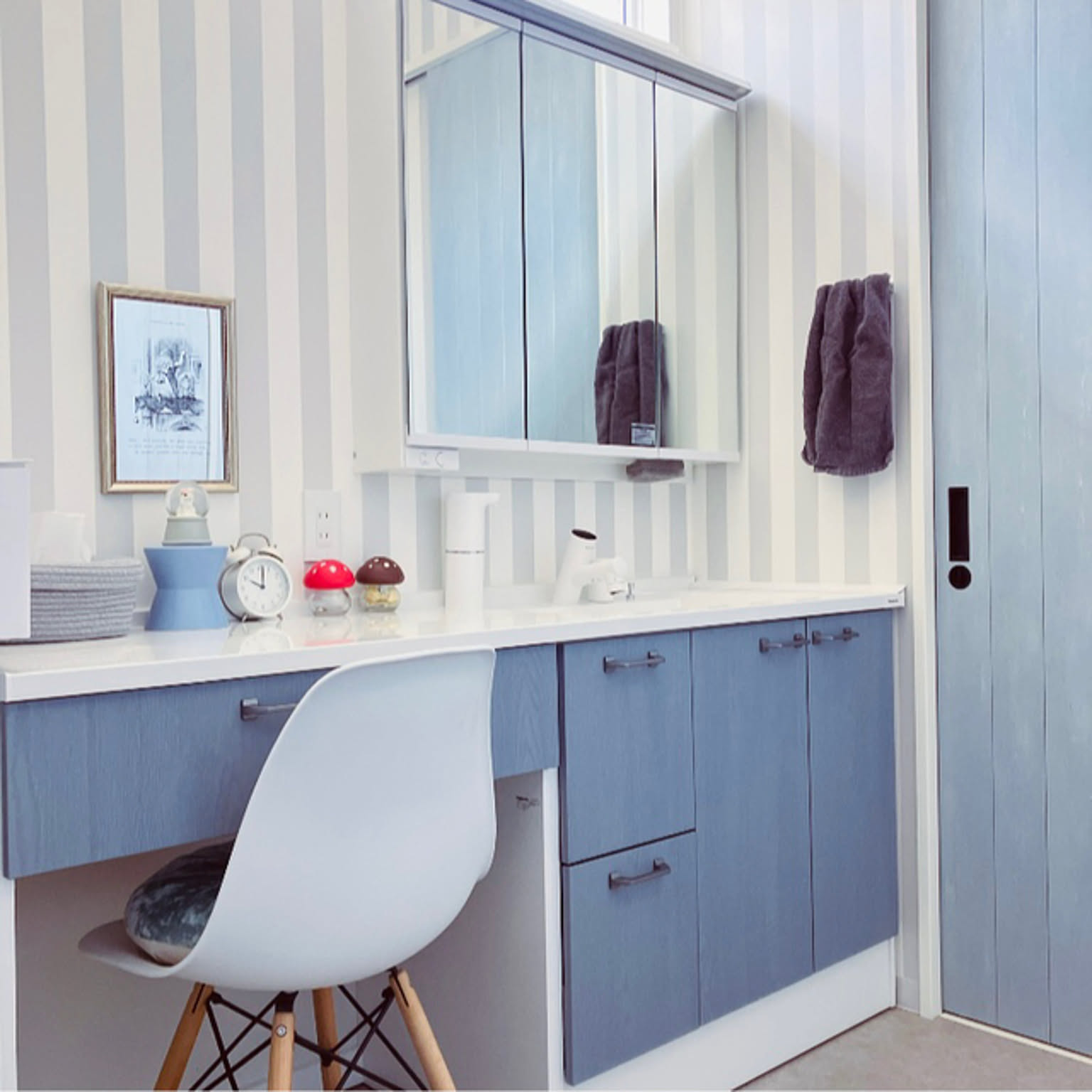 脱衣所 ブルーグレーのおしゃれなインテリアコーディネート