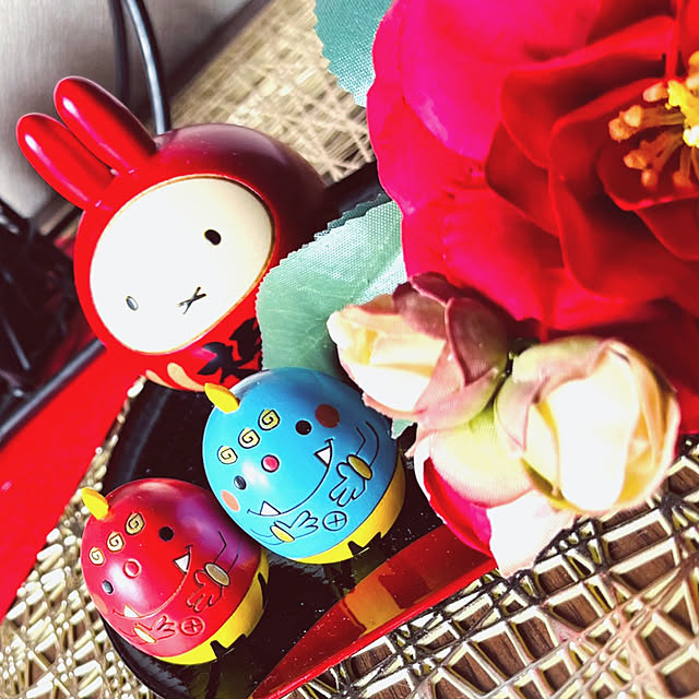 木製こけし 花柄 日本の木製こけし 赤い花のデザイン 伝統的な日本