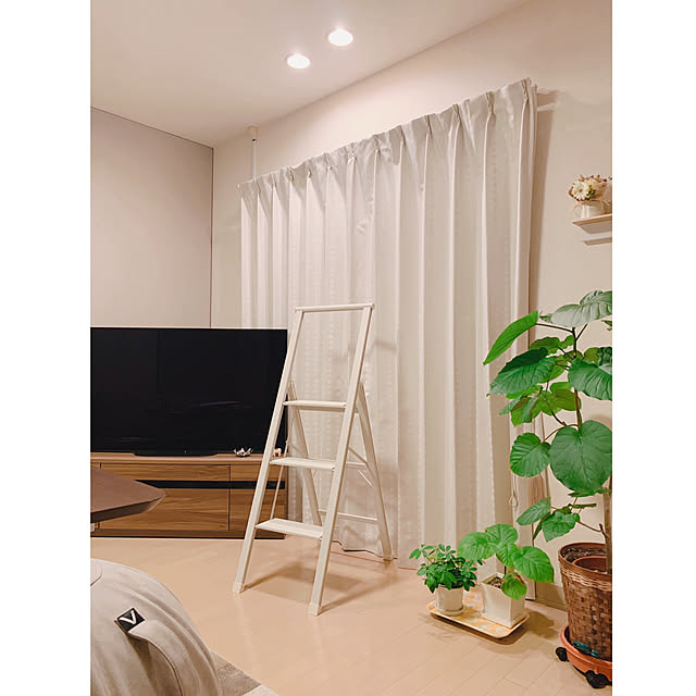 kuruMiの-ベルメゾン ピタッと閉じるステップ 「 アイボリー 」◆ 3段 (サイズ)◆ ◇ 脚立 きゃたつ 踏み台 ふみ台 ステップ スツール 作業 台 軽量 薄い スリム すき間 隙間 掃除 片付け 高所 おしゃれ アルミ 滑りにくい 収納 ◇の家具・インテリア写真
