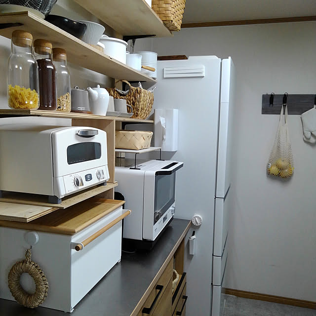 kの山崎実業-ブレッドケース トスカ ワイド スリム 縦 パンケース おしゃれ トースター ラック 調味料 ラック 山崎実業 tosca 北欧 ホワイト 白 ブレットケース かわいい 調味料ラック 隠す 収納ケース ボックス お菓子 収納 前開き 扉付き パン 食パン コーヒーの家具・インテリア写真