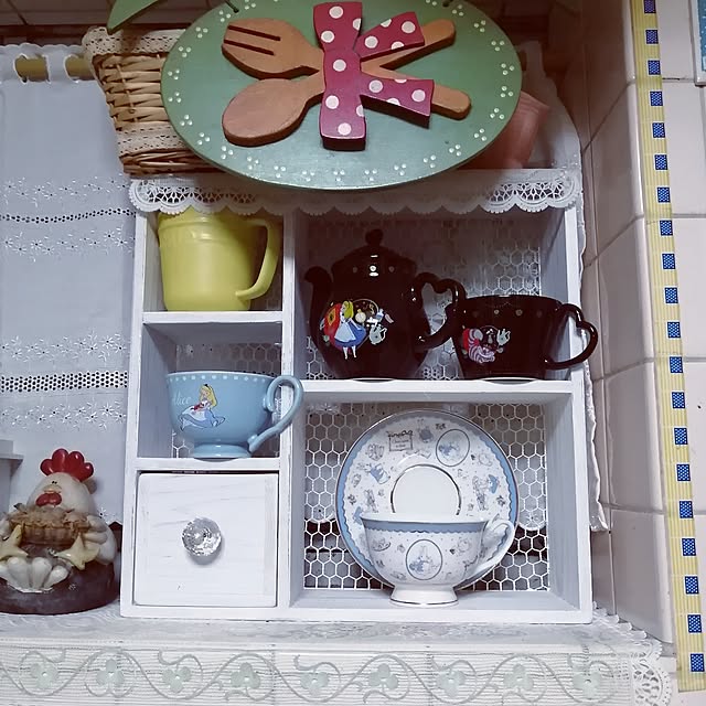 棚/ピーターラビットのカップ/お気に入りのカップ棚/水色のアリスのカップ☕/アリスのティーポット...などのインテリア実例 - 2024-04-09 11:24:48