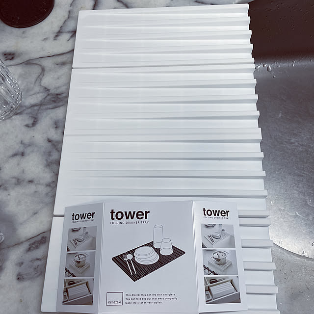 Marimoの山崎実業-tower タワー(山崎実業) 折り畳み水切りトレー タワー FOLDING DRAINER TRAY 水切り板 乾燥トレー 鍋敷き コンパクト キッチンの家具・インテリア写真