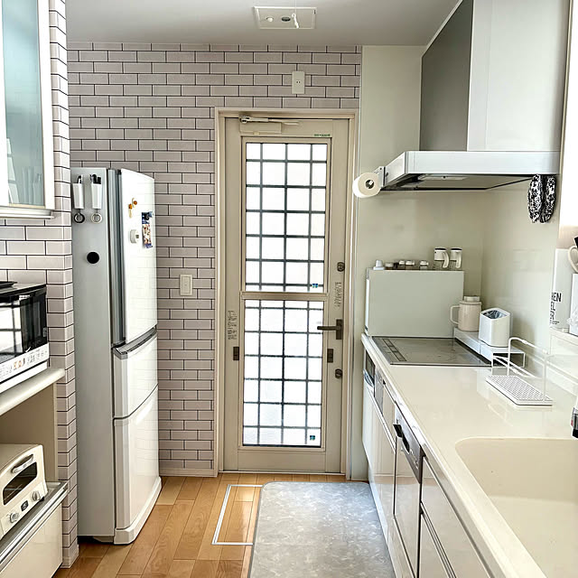 YU-RIの山崎実業-【レビュー特典付き】 山崎実業 tower ワイドジャグボトルスタンド トレー付きジャグボトル＆グラススタンド 2段 タワー （ 4903208054096 タワーシリーズ 水切りスタンド ジャグボトルスタンド ワイド トレー付き 水切り 水筒 ）の家具・インテリア写真