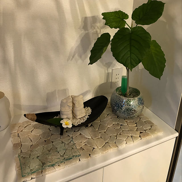 akiの-アジアン雑貨 ディスプレイ ストーンマット 30cm×30cm ホワイト 天然石 DIY 石畳 下敷き トレイ 置き物 置物 玄関 バリ ハワイアン リゾート インテリア おしゃれ かわいい モダン バリ雑貨インテリア・寝具・収納 カーペットの家具・インテリア写真