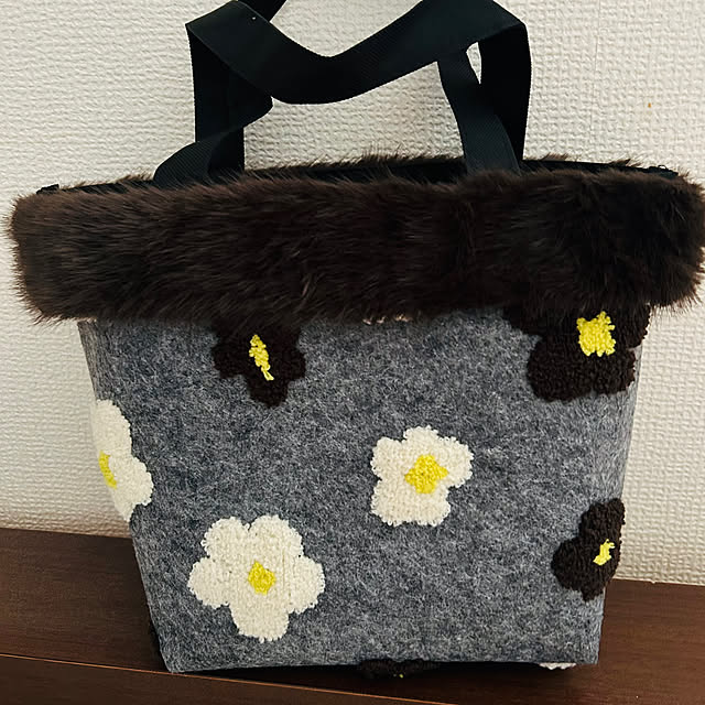 机/刺繍入りフェルト/ハンドメイド/バッグアレンジ/ナチュラル...などのインテリア実例 - 2025-01-05 14:40:23