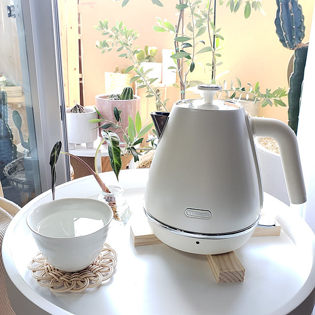 mhkの-デロンギ ディスティンタ・ペルラ コレクション 電気ケトル[KBIN1200J-Y]| delonghi 公式 おしゃれ ケトル 湯沸かしポット 湯沸かしケトル 電気ポット 小型 湯沸かし器 湯沸かし かわいい 調理家電 コンパクト おしゃれ家電 ポット プレゼント 電子ケトル キッチン家電の家具・インテリア写真