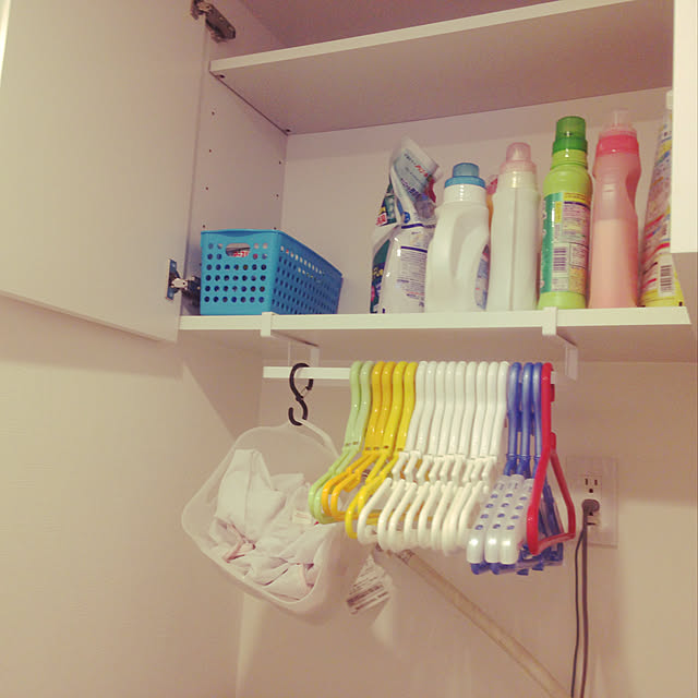 chisakomoのtower-tower タワー(山崎実業) 棚下ハンガー収納 タワー UNDER SHELF HANGER STORAGE ランドリー収納 ハンガー収納 小物収納 タオル掛け フック付きの家具・インテリア写真
