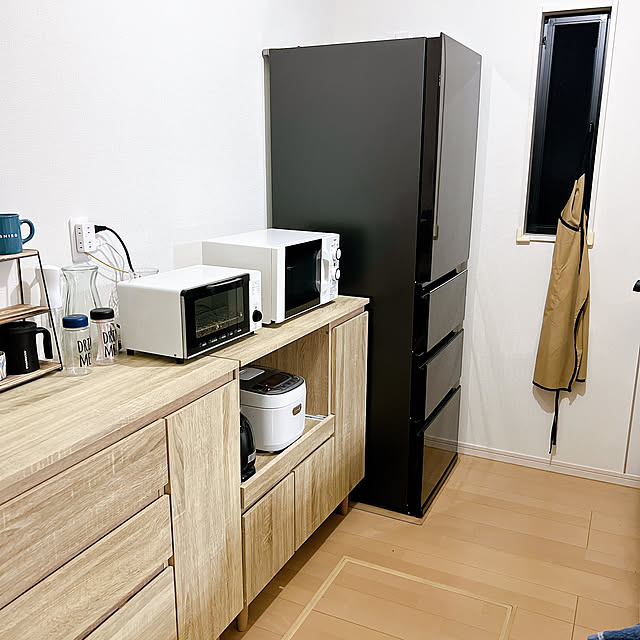 Nao56roomの-[枚数限定クーポン配布中! 4/1 0:00-4/7 9:59] 食器棚 ロータイプ スリム キッチンカウンター レンジ台 キッチン収納 キッチンボード キャビネット 引き出し 北欧風 大容量 おしゃれ キッチン 収納 棚 スライド 扉付き チェスト 脚付き コンパクト かわいい ローの家具・インテリア写真