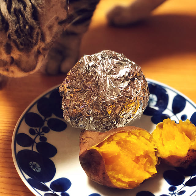 机/安納芋でほっこり♡/アラジンストーブで焼いてみる♪/インテリアじゃなくてごめんなさい｡｡｡/ねこのいる日常...などのインテリア実例 - 2018-02-14 10:37:32
