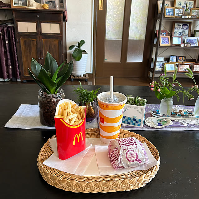 机/サンセベリア　ダイソー300円/ダイソー観葉植物/息子がマックを買って来てくれました/マックでおうちランチ...などのインテリア実例 - 2024-07-06 15:07:37