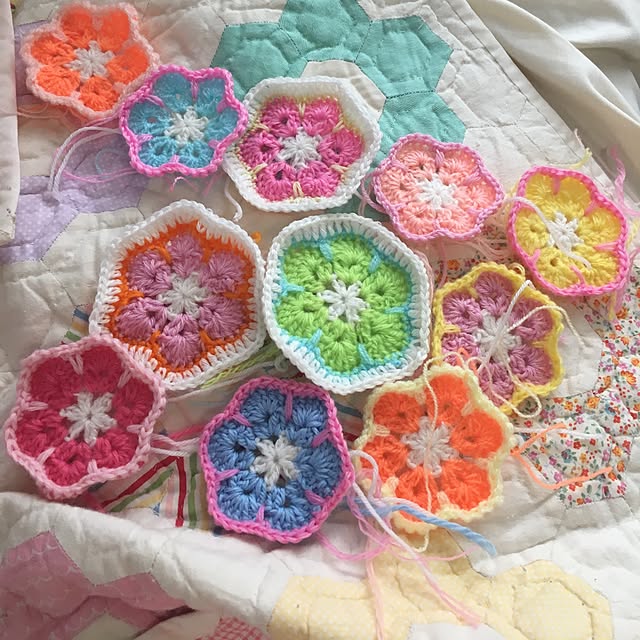 手編み お花のティッシュケースカバー ピンクベージュ編み物 手編み お花のティッシュケースカバー ピンクベージュ編み物