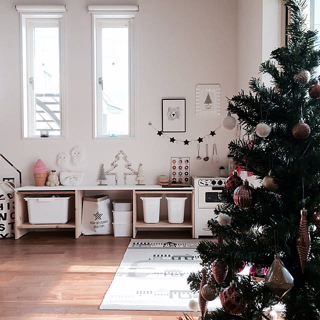 明るくてにぎやかなクリスマスツリー 子ども部屋 インテリア 久しい